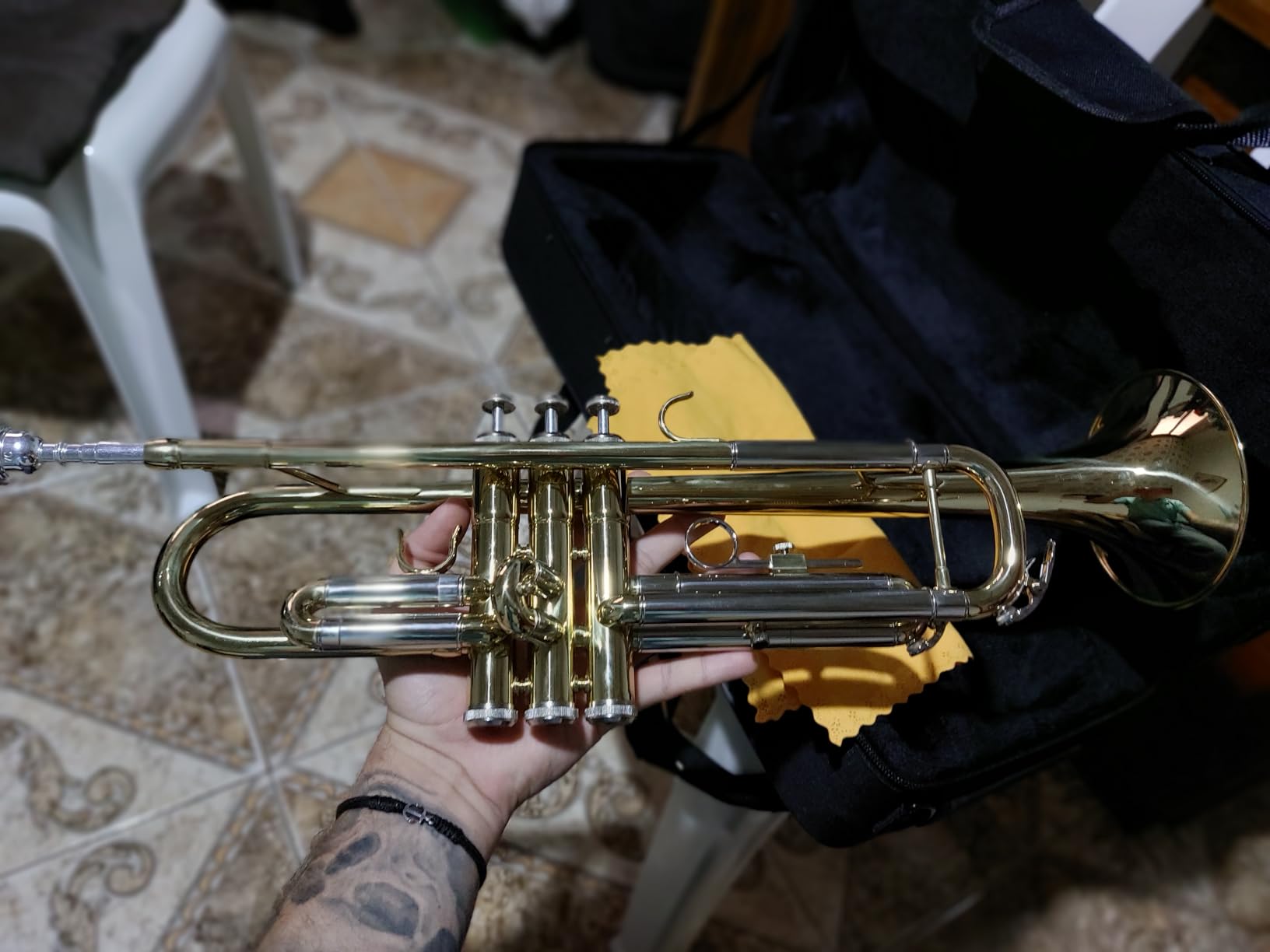 CAHAYA Bb Trumpet Instrument Trompeta: Brass Student Trumpet with Hard Case 7C Mouthpiece Gloves Standard Trumpets for Beginners or Advanced Students Gold customer photo 1