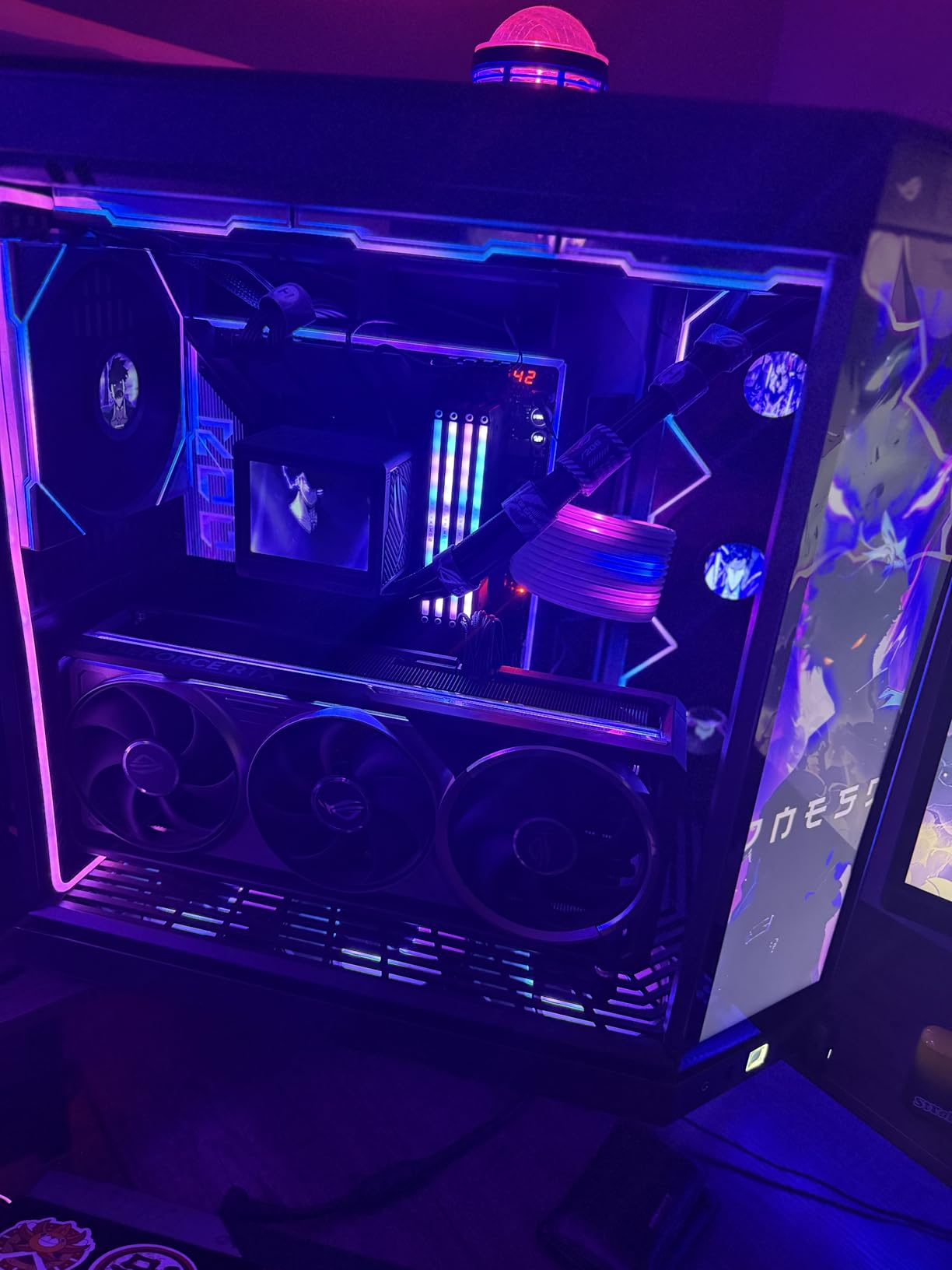 Hyte Y70 Touch Infinite Dual Chamber ATX Mid Tower Modern Aesthetic Case with Integrated 2.5K LCD Touchscreen - Snow White customer photo 1
