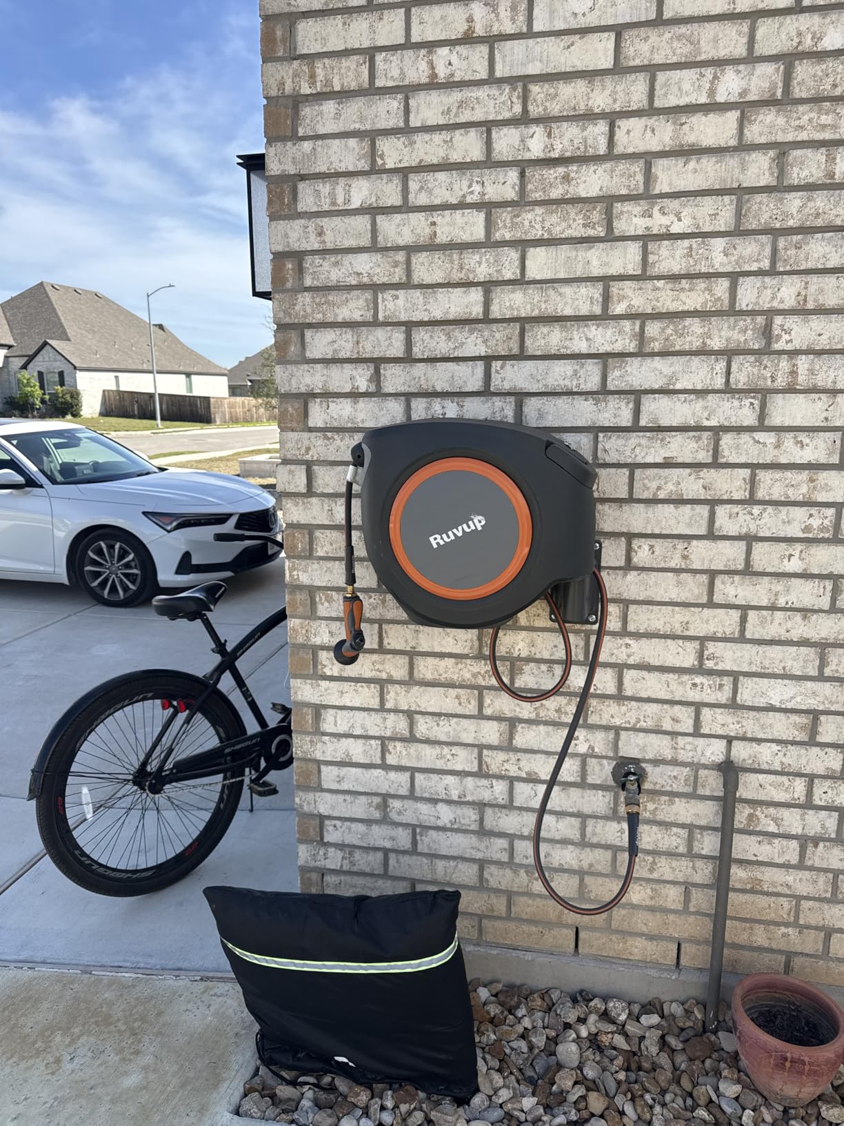 Ruvup Retractable Garden Hose Reel, 5/8in x 100ft Water Hose Reel with Metal Bracket, UV Resistant Automatic Hose Reel Wall Mount for Outside, Slow Retraction Any Length Lock 10 Spray Nozzle customer photo 1