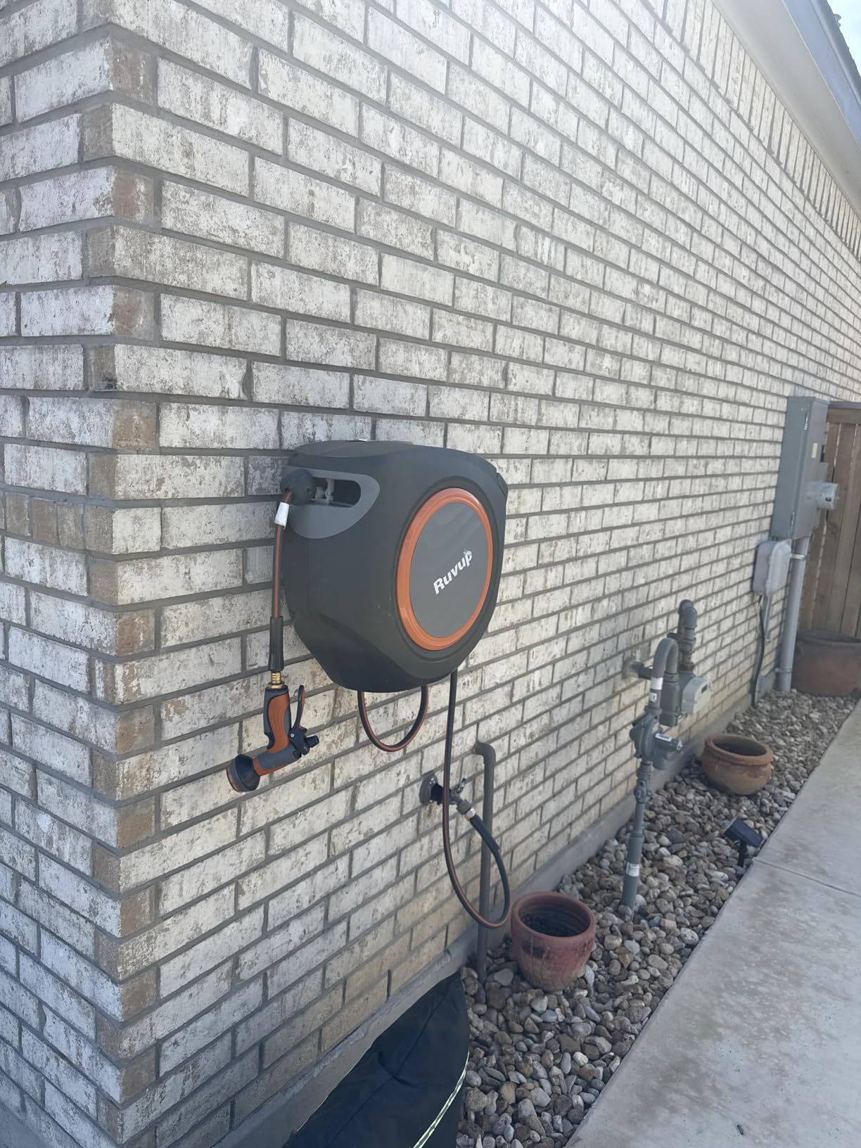 Ruvup Retractable Garden Hose Reel, 5/8in x 100ft Water Hose Reel with Metal Bracket, UV Resistant Automatic Hose Reel Wall Mount for Outside, Slow Retraction Any Length Lock 10 Spray Nozzle customer photo 2