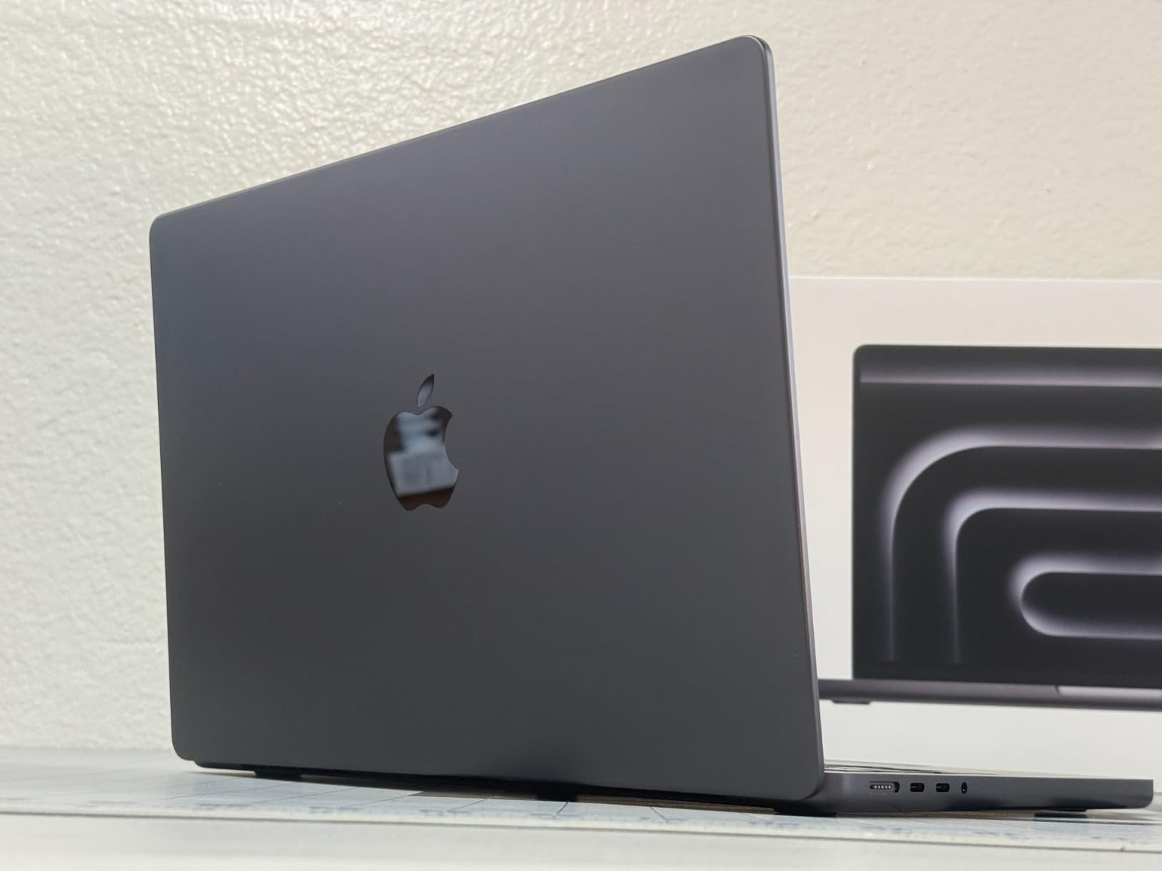 Apple 2024 MacBook Pro Laptop with M4 chip with 10-core CPU and 10-core GPU: Built for Apple Intelligence, 14.2-inch Liquid Retina XDR Display, 16GB Unified Memory, 512GB SSD Storage; Space Black customer photo 3