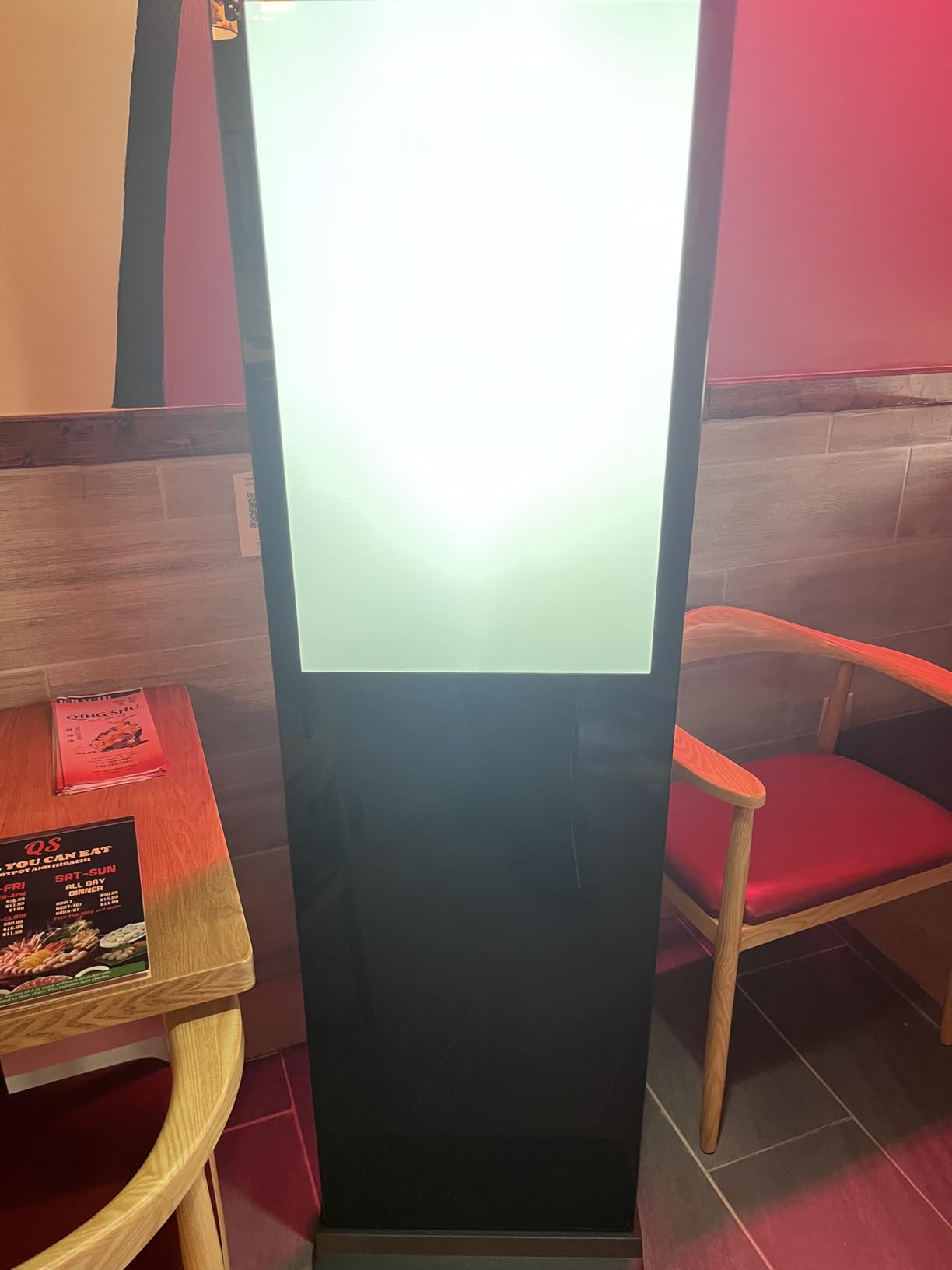 32 Inch Indoor Digital Signage Ultra HD Advertising Display Kiosk with Android OS Support Customizable Content and HDMI Input Commercial Totem Perfect for Retail Stores, Offices,and Restaurants customer photo 2