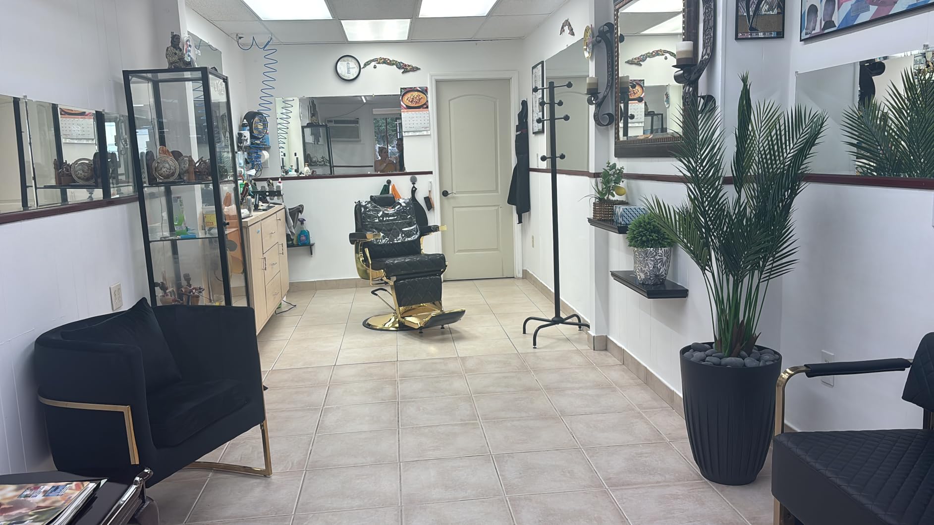 Artist hand All Purpose Barber Chair Wide Backrest Reclining Salon Chair for Hair Stylist Tattoo Chair Makeup Chair for Salon Equipment (Black) customer photo 1