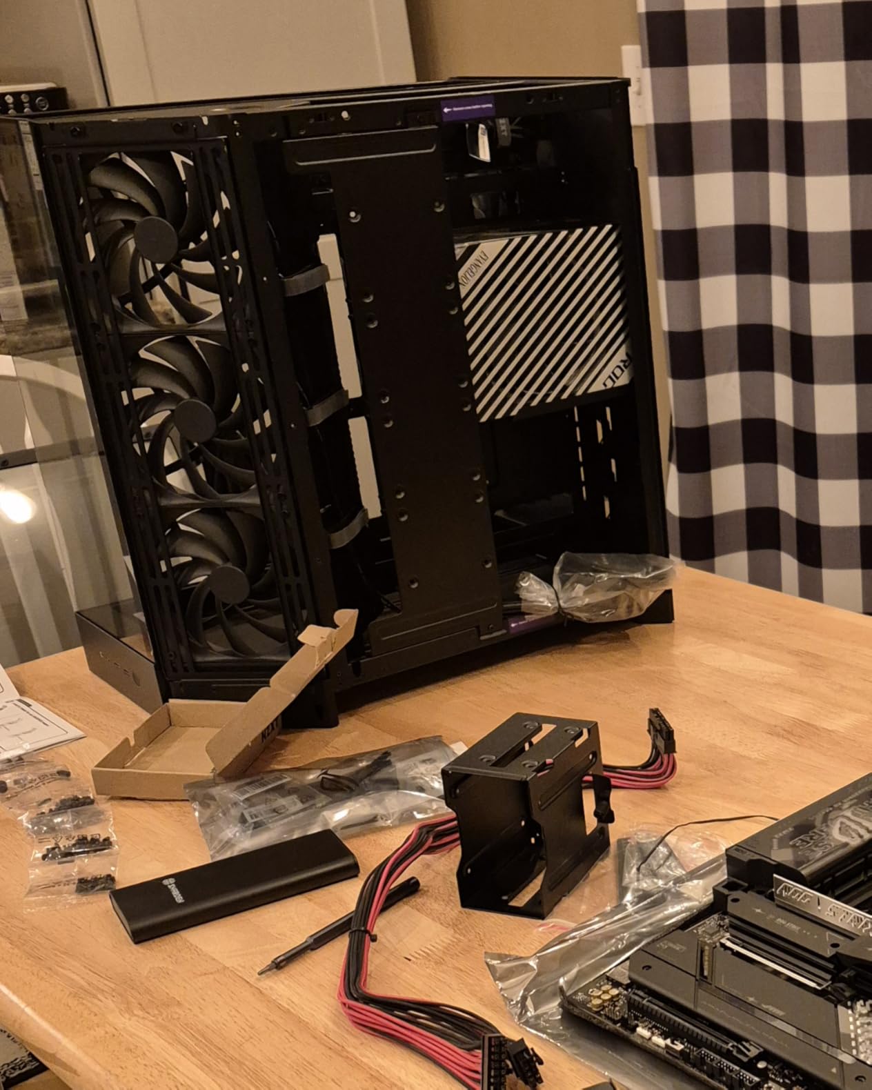 H9 Flow (2025) - Large Dual-Chamber ATX Mid-Tower Airflow PC Case - Includes 3 x 140mm & 1 x 120mm Fans - 420mm Radiator Support - Tempered Glass - Back-Connect Ready - White customer photo 2