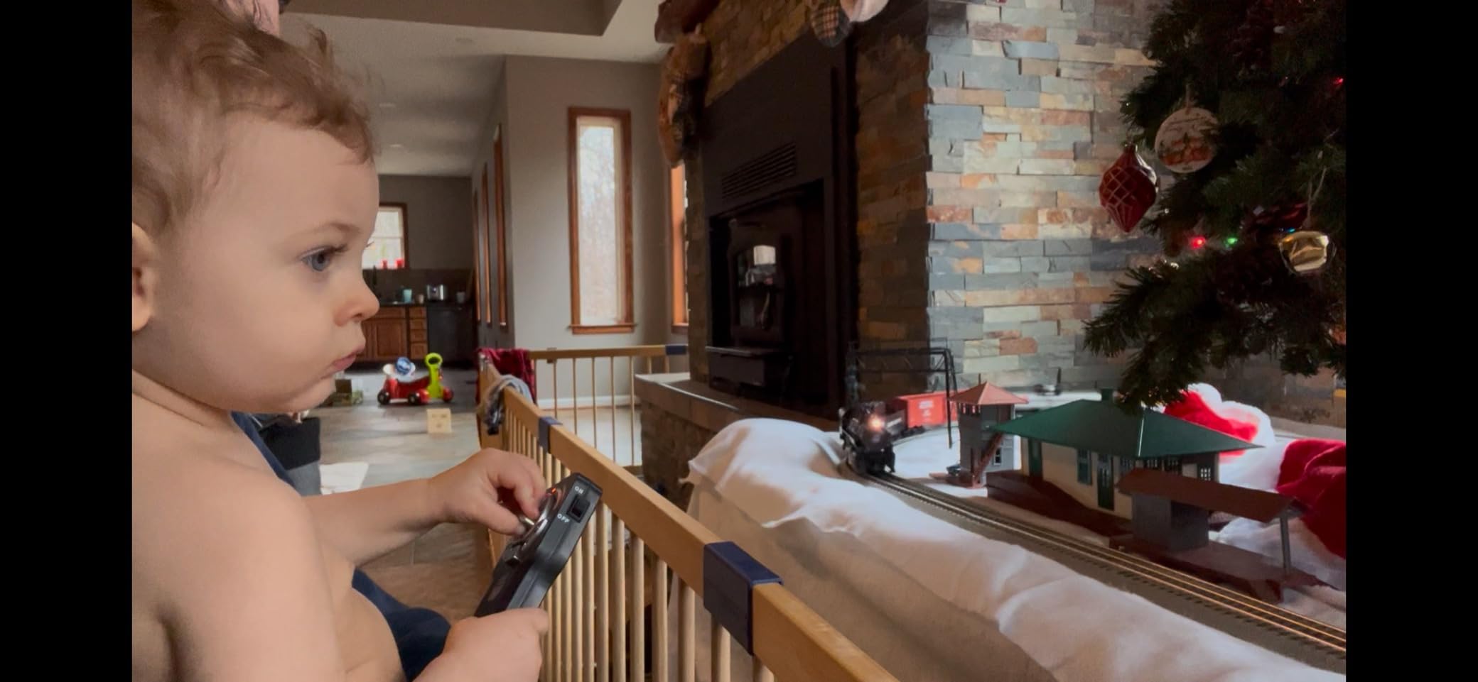 Lionel Union Pacific Flyer LionChief Electric O Gauge Bluetooth 5.0 Train Set with Remote customer photo 1