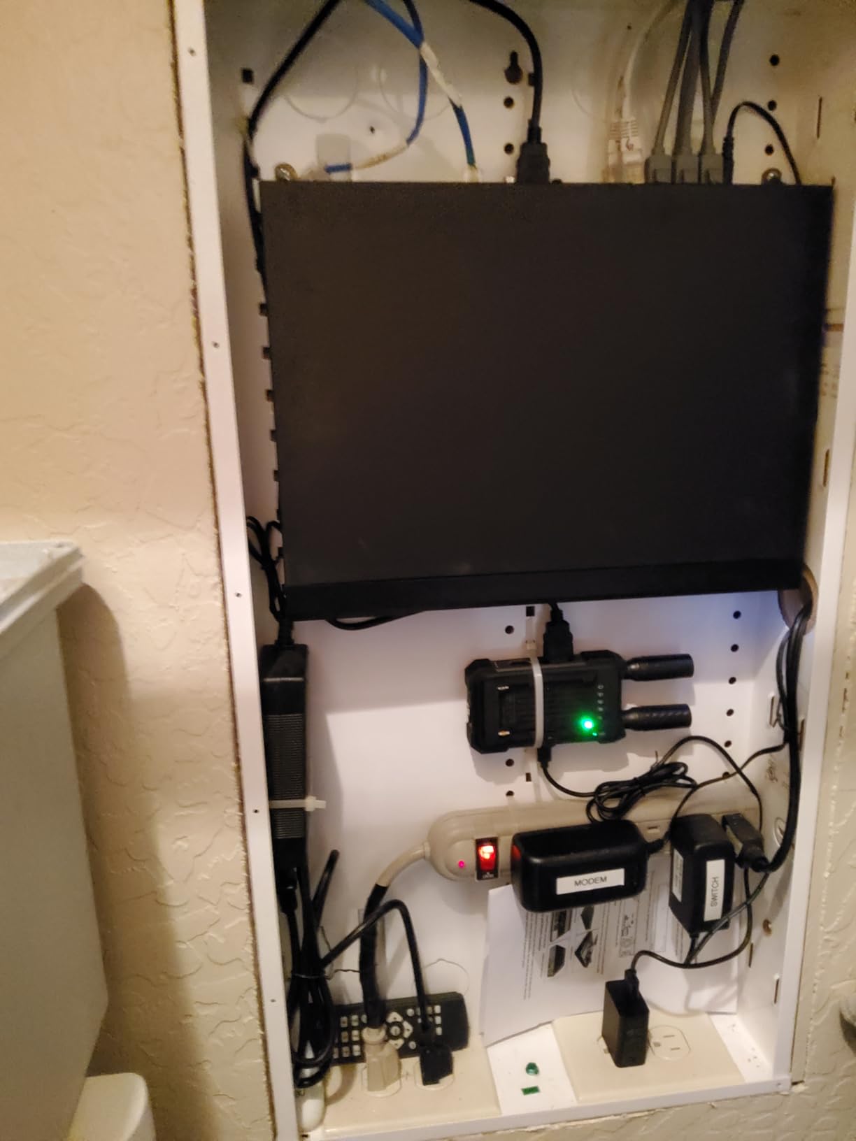 Wireless HDMI Transmitter and Receiver,1080P Full HD Wireless Video Transmission System with Loop Out,1300FT Los Range,0.05s Delay,for Streaming from DSLR,Laptop,Setop Box to TV/Projector IR Support customer photo 1