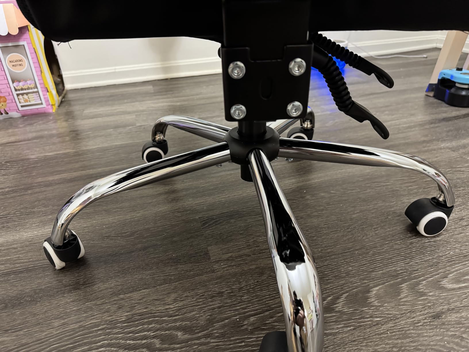 COMHOMA Big and Tall Office Chair Heavy Duty Wide Ergonomic Gaming Chair with Deluxe Embossing Designed Leather with Foot Rest, 150°Reclining Adjustable Armrests Pocket Spring Back Support and Pillow customer photo 1