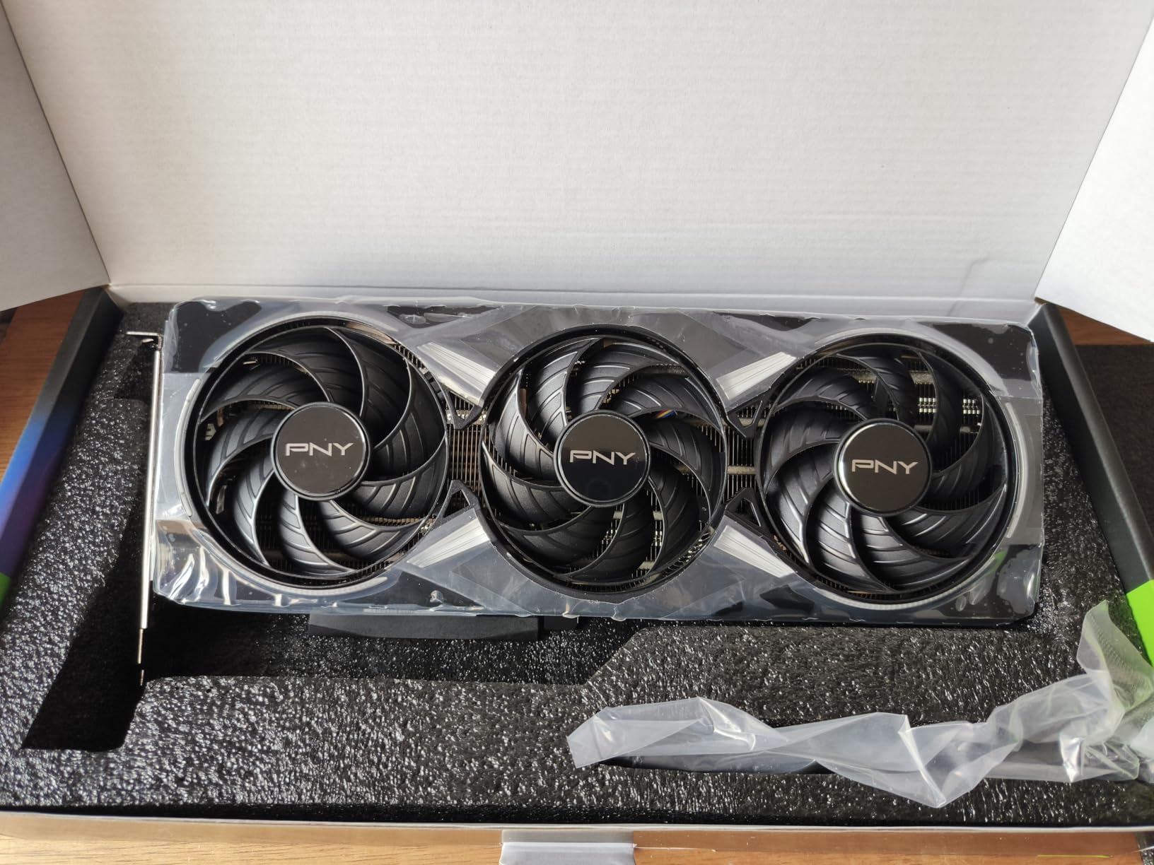 PNY NVIDIA GeForce RTX 5070 Epic-X ARGB OC Triple Fan, Graphics Card (12GB GDDR7, 192-bit, Boost Speed: 2685 MHz, SFF-Ready, PCIe 5.0, HDMI/DP 2.1, 2.4-Slot, Blackwell Architecture, DLSS 4) customer photo 2