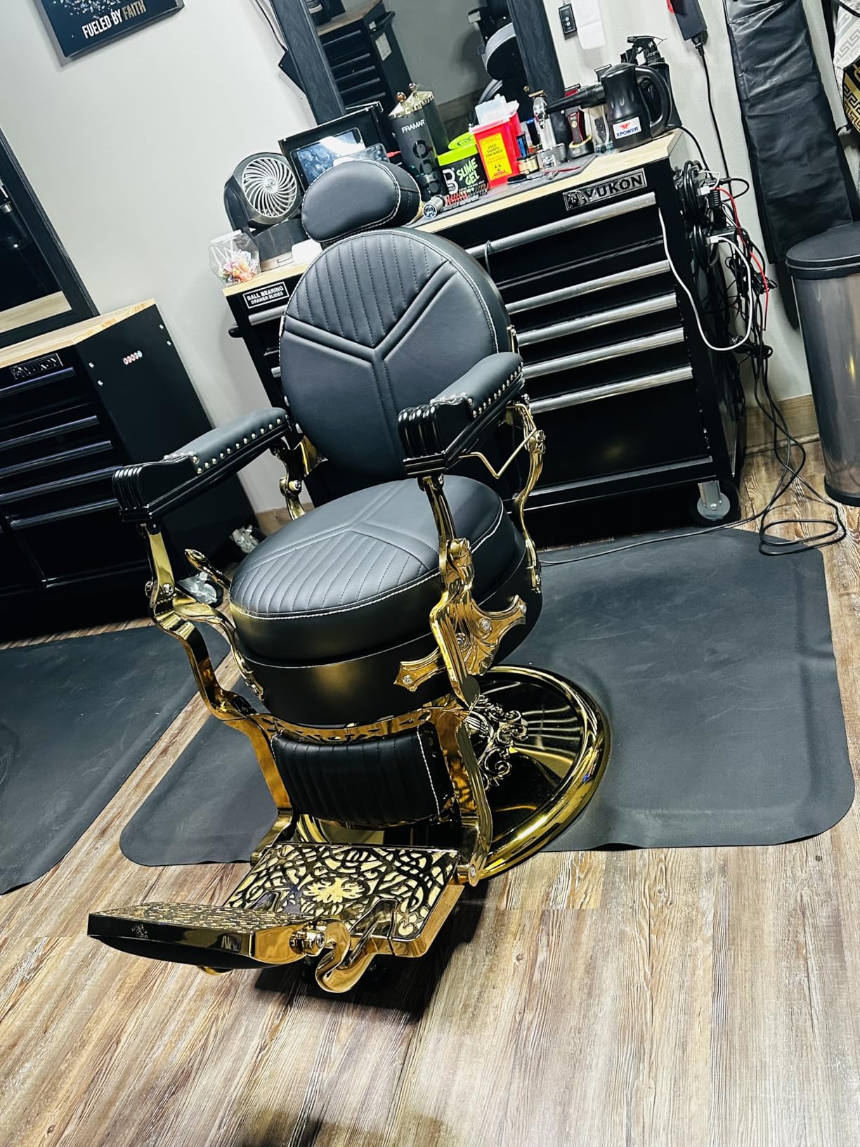 Baasha Black Heavy-Duty Barber Chair, Reclining Professional Salon Chair with Adjustable Headrest & Comfort Padding, 550 lbs Capacity customer photo 2