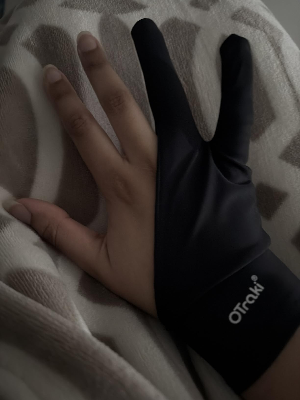 OTraki 4 Pack Artist Drawing Gloves for Digital Tablet Paper Sketching customer photo 1