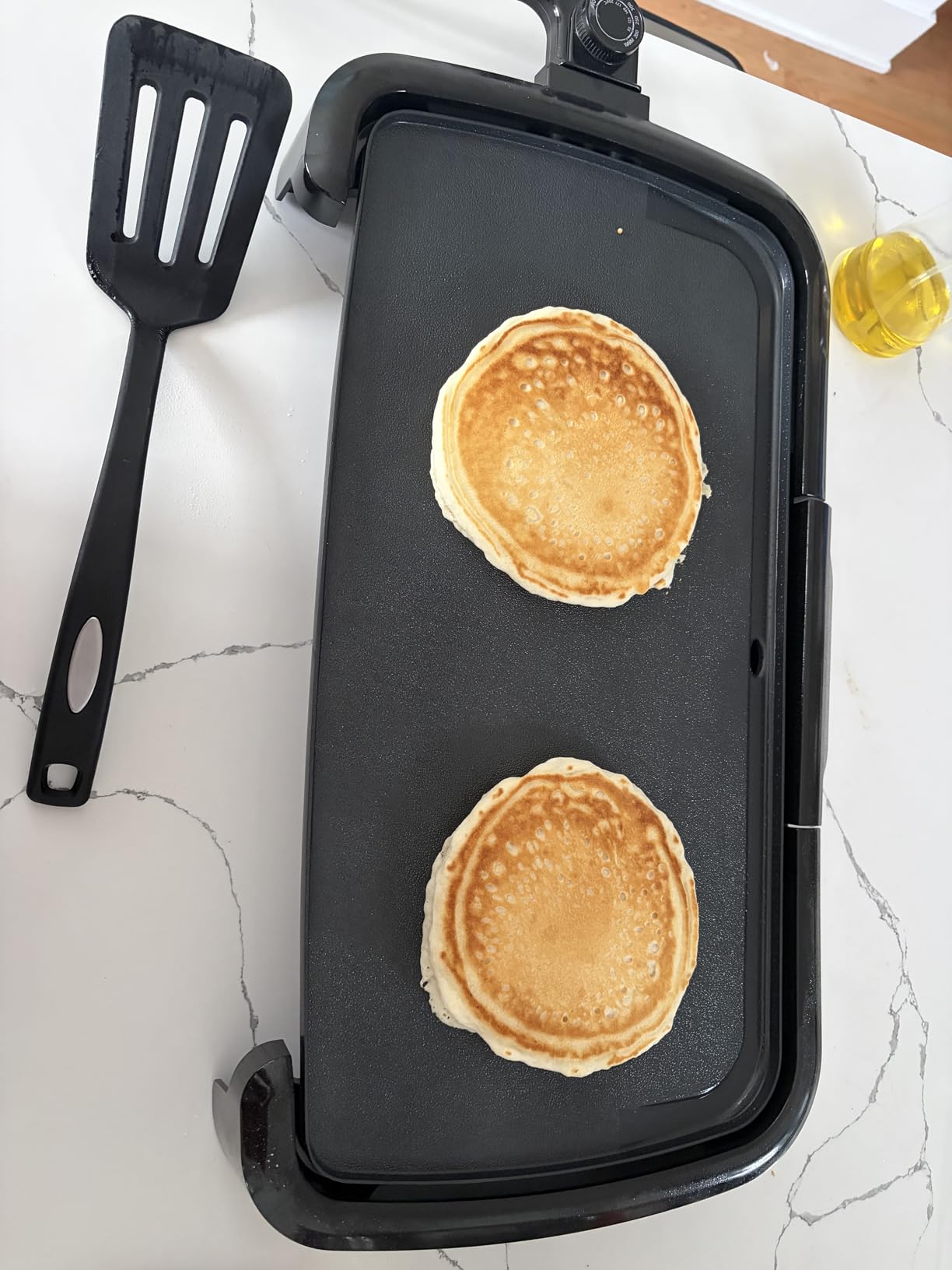 Amazon Basics Electric Griddle with Nonstick Ceramic Coating, Flat Grill for Pancake, 10 x 20 inches, Black customer photo 2