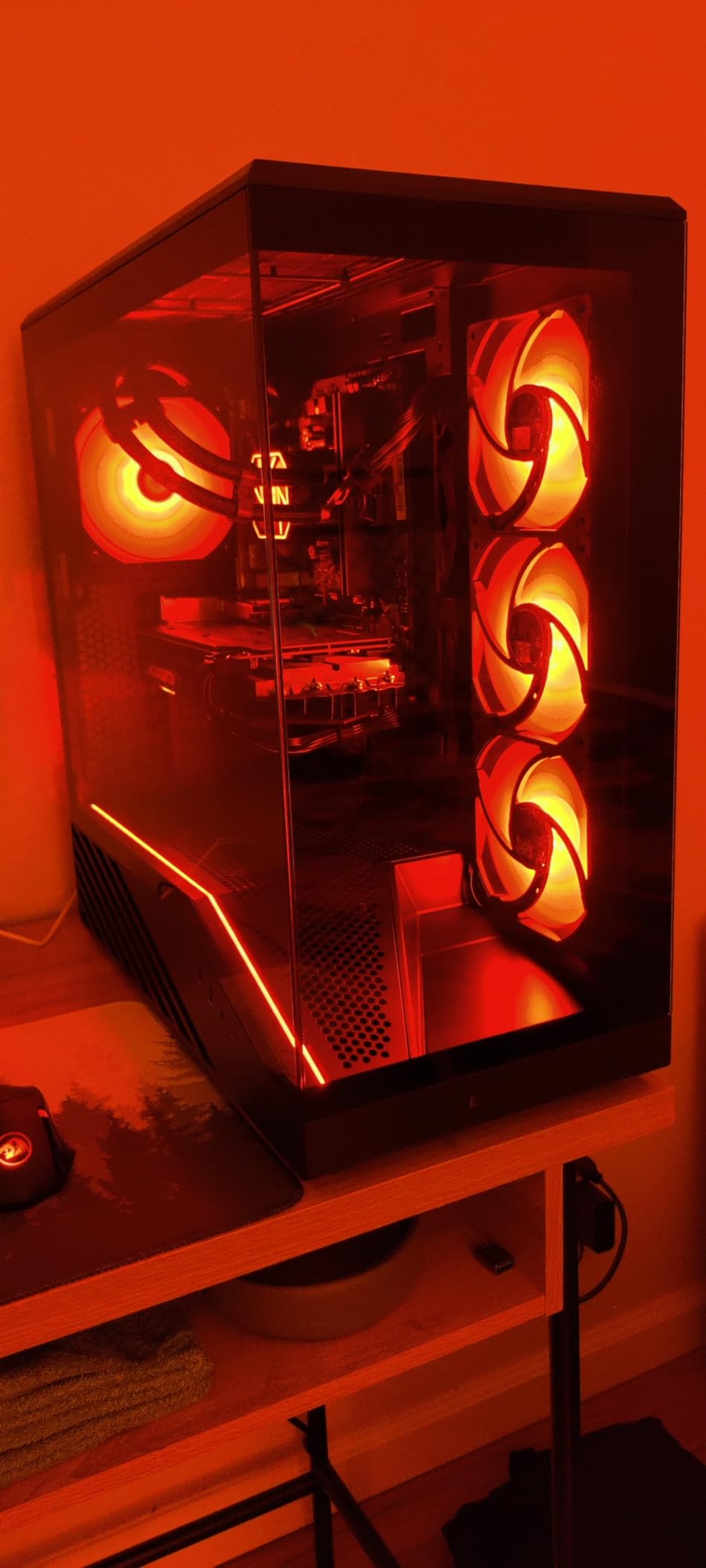 Lian Li V100 ATX Mid-Tower PC Case, LED RGB Strip, Display Platform Design with Tempered Glass, Support 420mm GPUs, 360mm Radiator, Side I/O & Optimized Airflow, Dust Filter - Black (V100X) customer photo 1