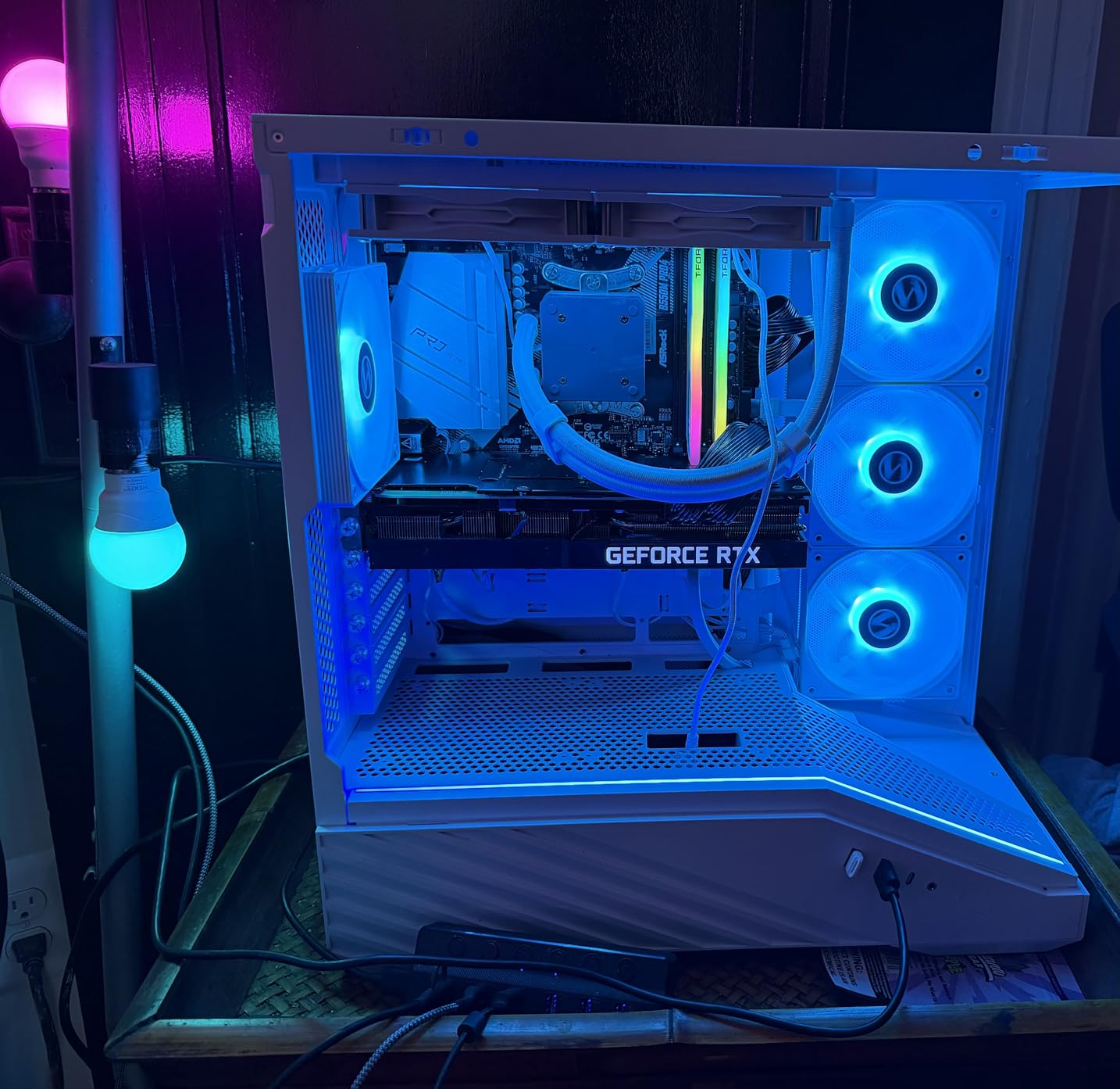 Lian Li V100 ATX Mid-Tower PC Case, 4 x 120mm ARGB PWM Fans Pre-Installed, LED RGB Strip, Display Platform with Tempered Glass, Support 420mm GPUs, 360mm Radiator, Optimized Airflow - White (V100RW) customer photo 1