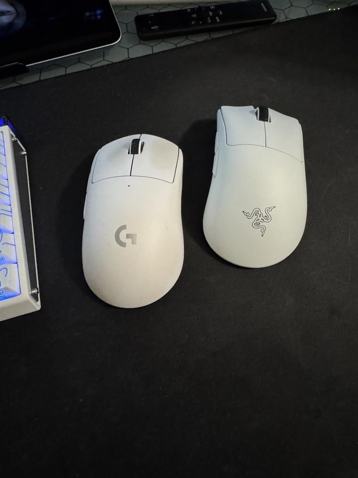 Razer DeathAdder V4 Pro Wireless Gaming Mouse: 56g Lightweight - HyperSpeed Wireless Gen-2 - Optical Scroll Wheel - Optical Switches Gen-4 - Focus Pro 45K Sensor Gen-2 - Up to 150 Hr Battery - Black customer photo 1