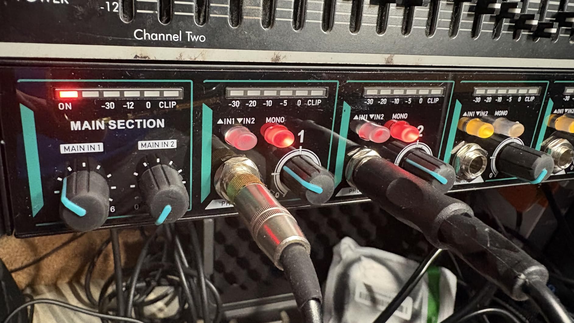 8-Channel Headphone Mixing Distribution Amplifier, Mountable High-Power Headphone Splitter Amp with Mono/Stereo Modes, 16 Headphone Outs, LED Meters for Studio & Live Sound Monitoring customer photo 2