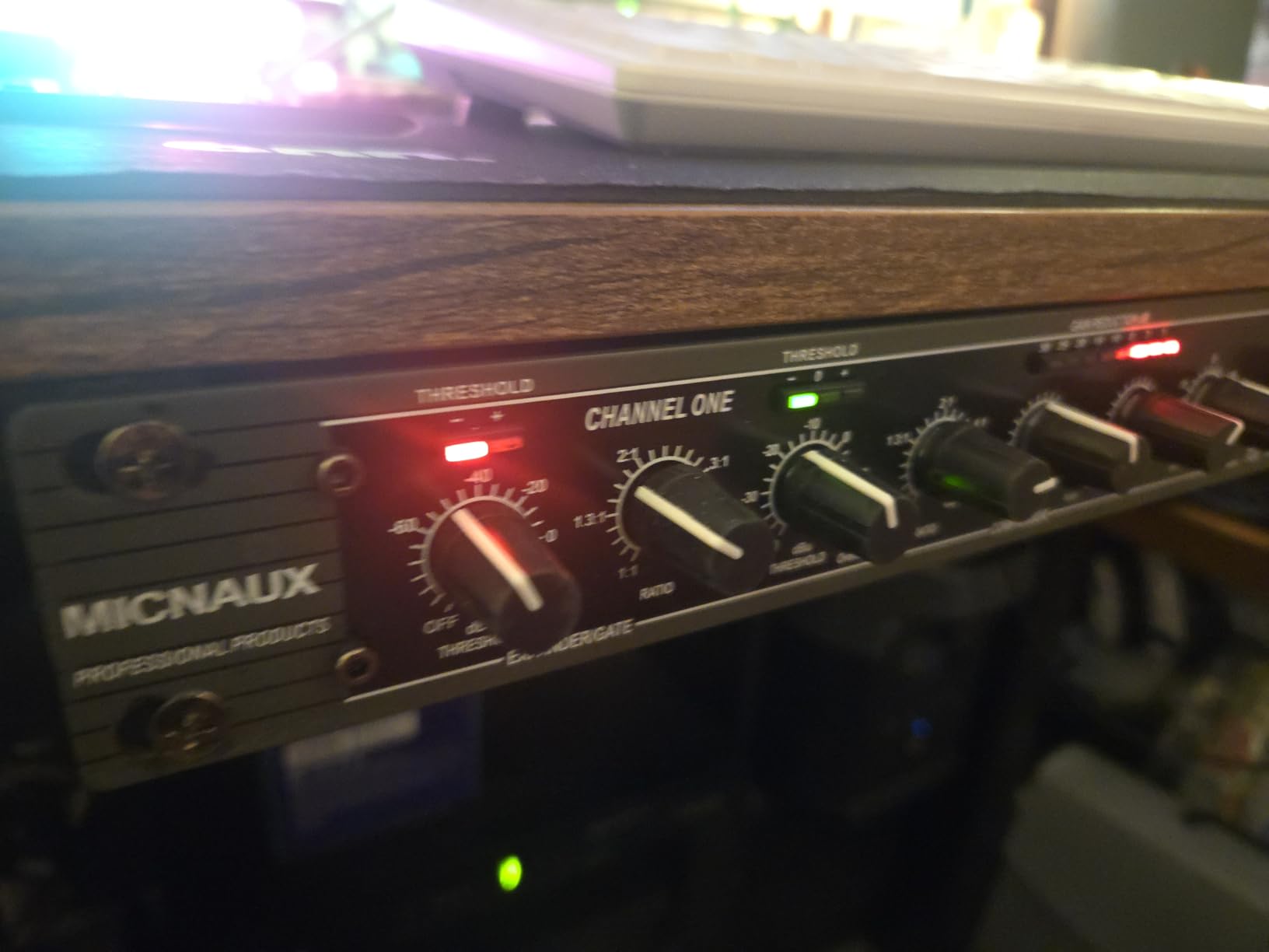 Audio Compressor, Professional Dual-Channel Black Dynamic Processor with Noise Gate & Sidechain Insert for Studio, Live & Streaming - 1U Rackmount, XLR/TRS Inputs customer photo 1