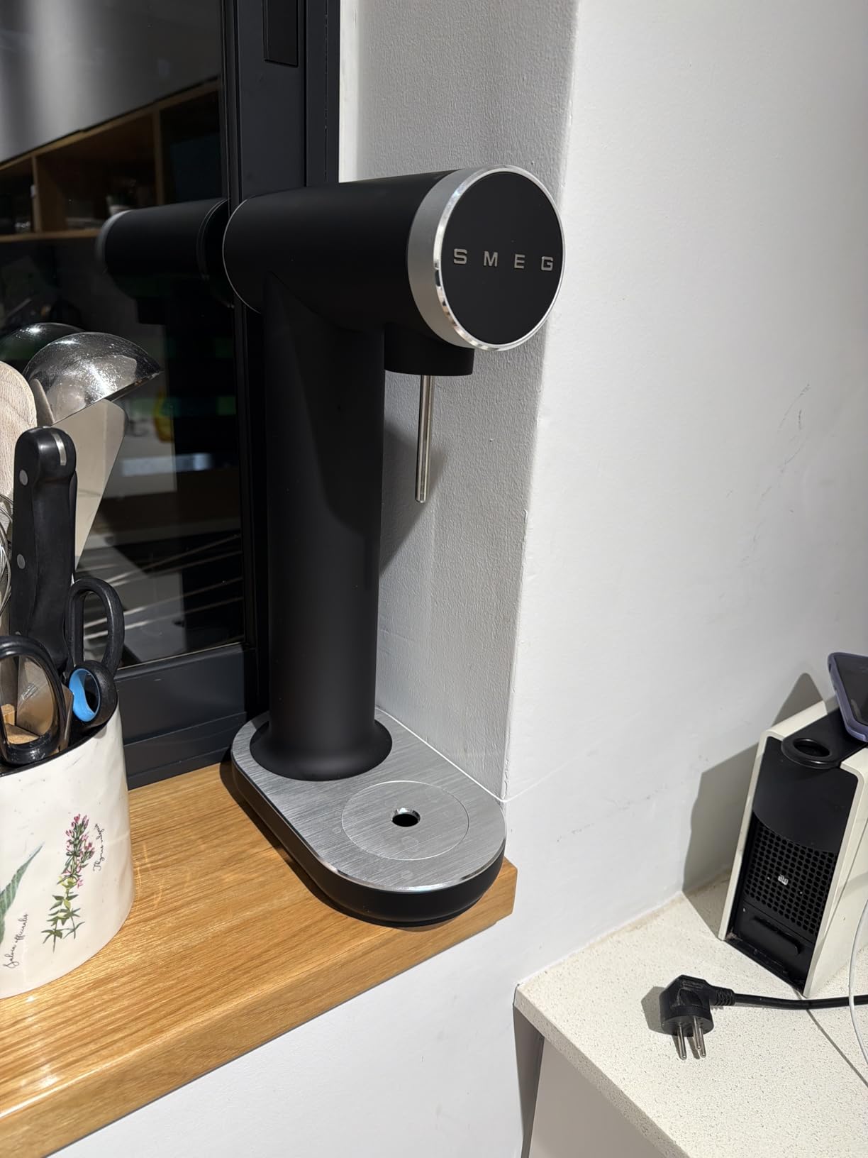 SMEG Soda Maker - Sparkling Water Machine for Kitchen Counter - Collezione - Includes 1L Bottle - Compatible with Standard 60L CO2 Cylinders (Matte Black) customer photo 1