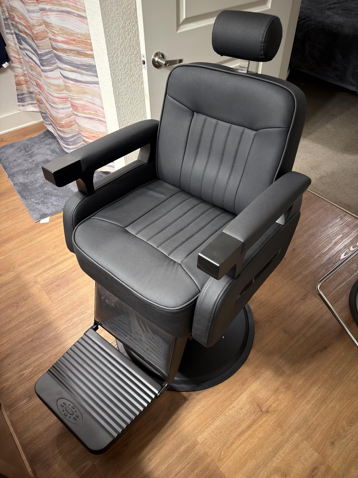 Barber Chair Heavy Duty - Hydraulic Recline Salon Chair for Barber Shop & Spa, Vintage Style, Adjustable Styling Chair, 450 lbs Capacity, Black customer photo 1