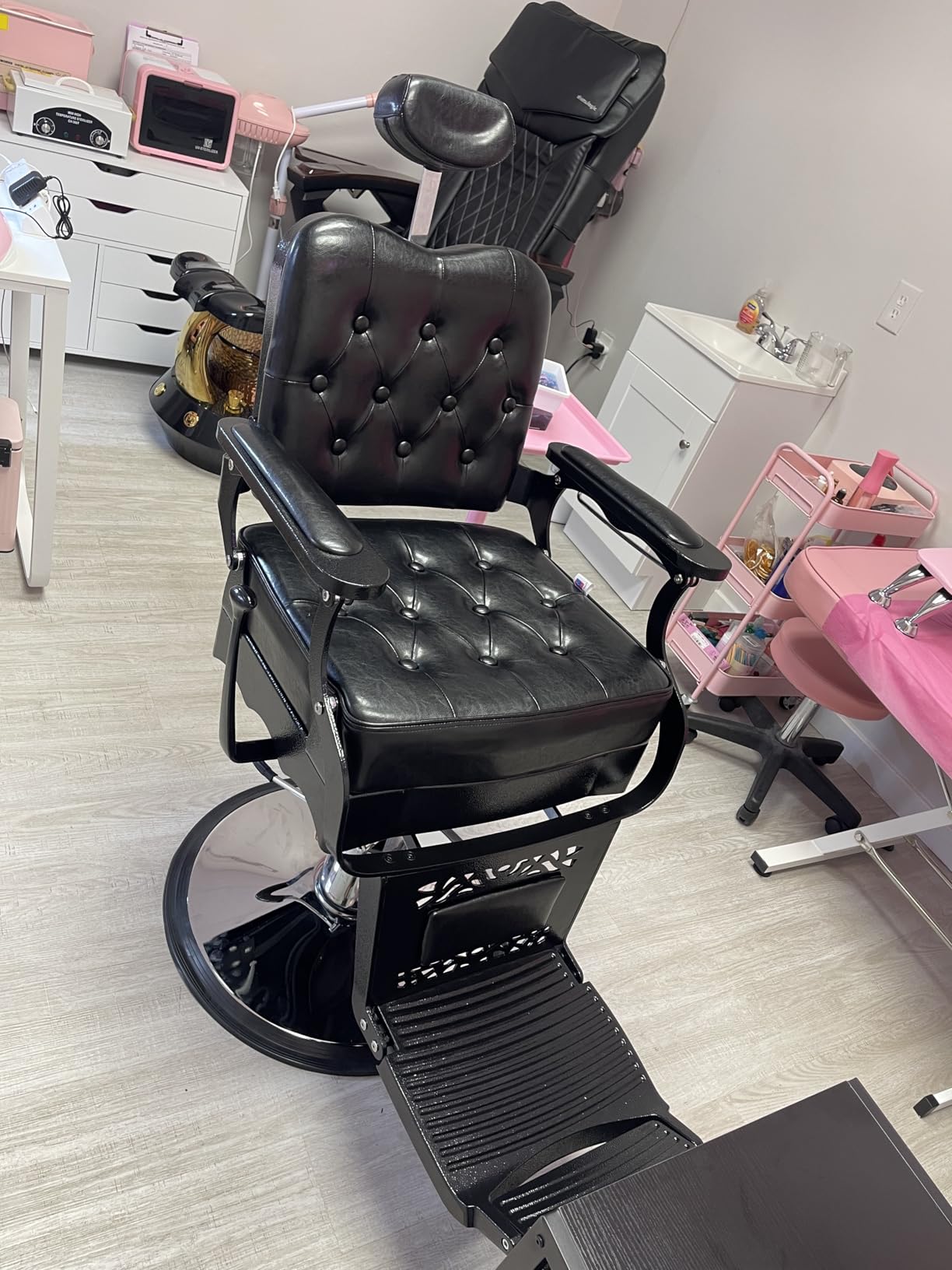 Barber Chair Heavy Duty - Hydraulic Recline Salon Chair for Barber Shop & Spa, Vintage Style, Adjustable Styling Chair, 450 lbs Capacity, Black customer photo 2