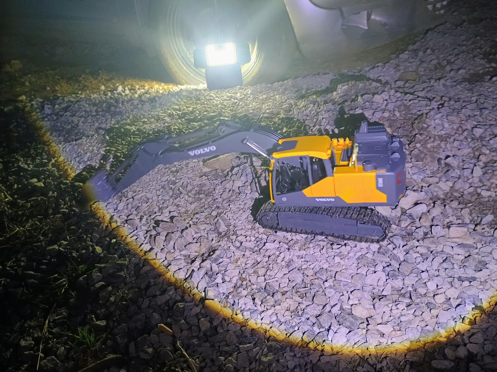 DOUBLE E Volvo 1:16 Scale RC Excavator 3-in-1 Construction Toys with 360 Rotation, Metal Shovel, Drill & Grabber - Professional Grade Remote Control Engineering Vehicle customer photo 1