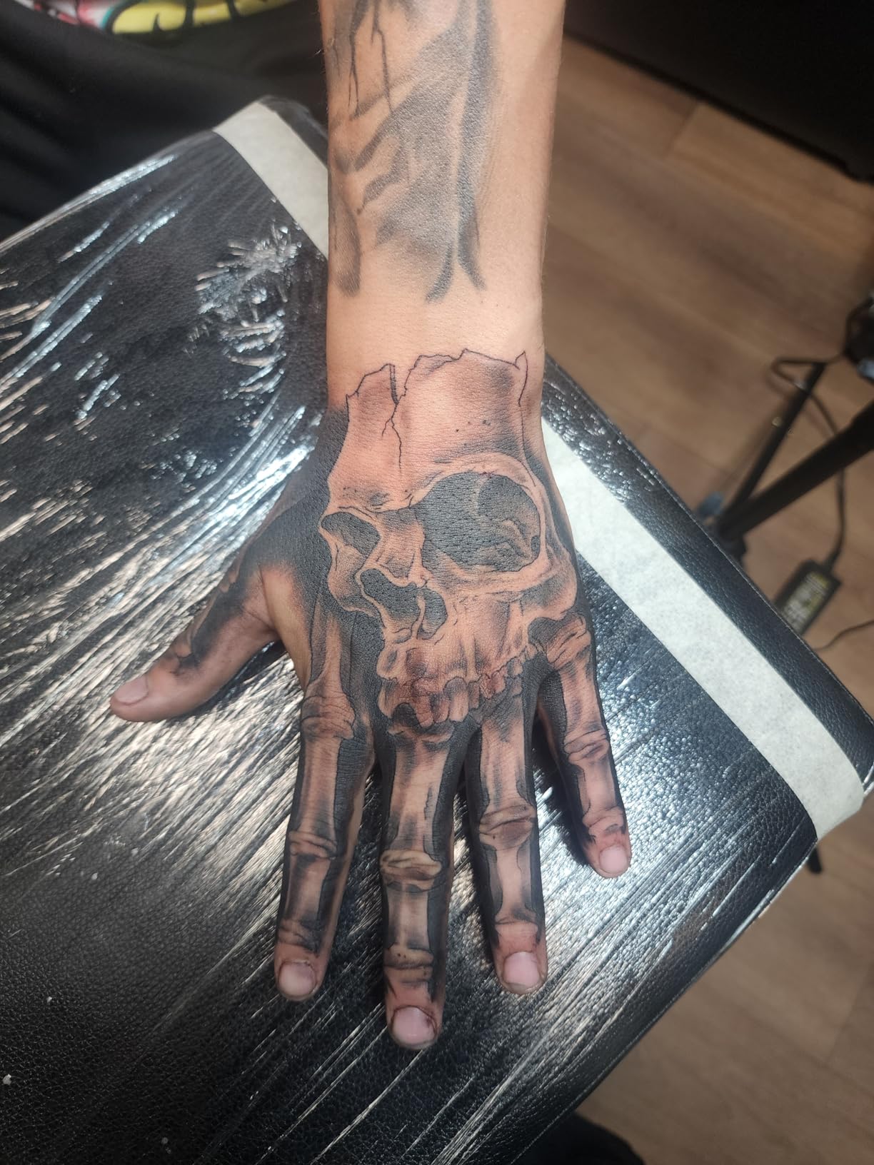 POARMEEY XXL Tattoo Armrest Stand with Legrest Large Tattoo Armrest with Flip Handle for Easy Angle Adjustment Upgraded Hydraulic Armrest with Foot Pedal to Adjust Height customer photo 1