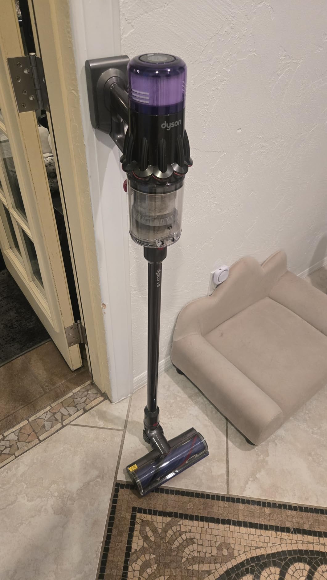 Dyson V9 Motorbar Cordless Vacuum, Cleans Hard Floors and Carpets, Detangles, Converts to Handheld, 100AW, 3 Power Modes, Up to 40 Minutes customer photo 1