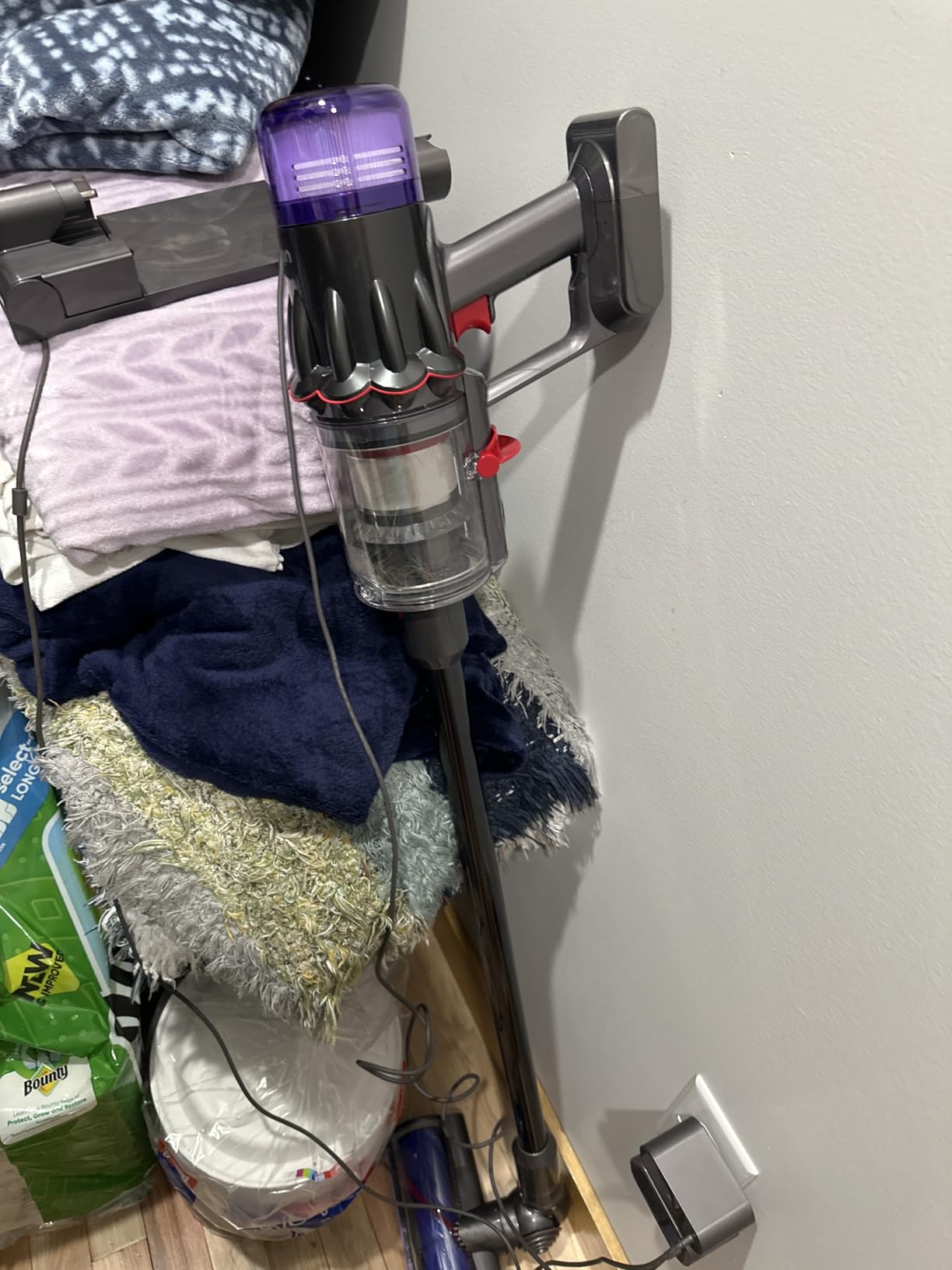 Dyson V9 Motorbar Cordless Vacuum, Cleans Hard Floors and Carpets, Detangles, Converts to Handheld, 100AW, 3 Power Modes, Up to 40 Minutes customer photo 2