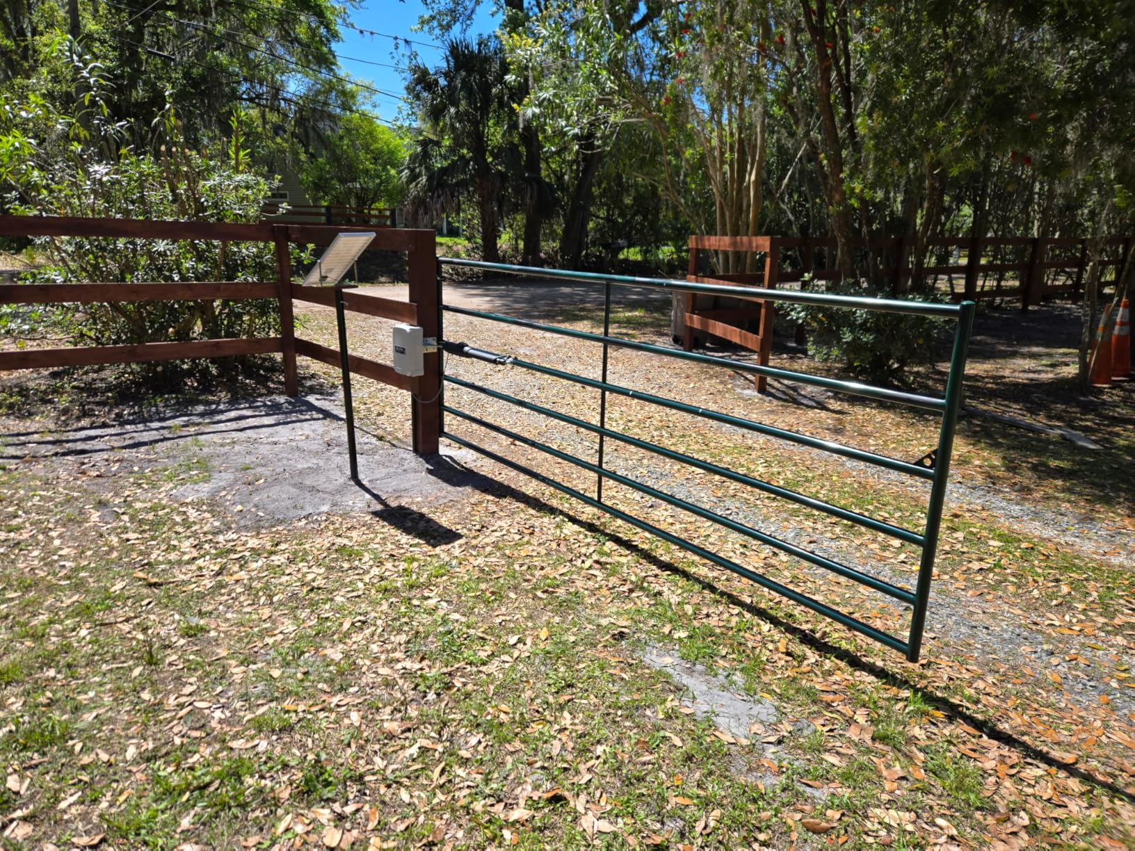 Blutezeit Solar Swing Gate Opener, 880lb Single-Arm Operator with Built-in 24V Lithium Battery & 25W Solar Panel, Integrated Control Box for Easy Install, Smart Auto Setting, 2 Remotes & Complete Kits customer photo 1