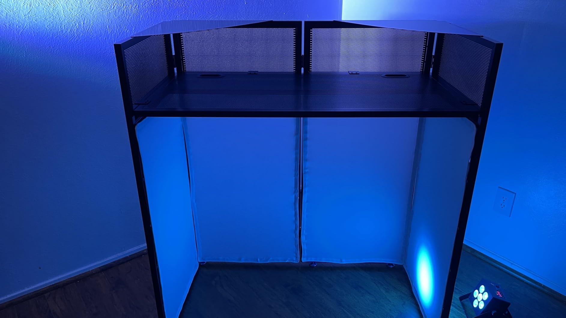 CAHAYA DJ Booth Stand Portable - DJ Table Facade for Laptop & Controller Double Top Corners Black & White Scrims for Lighting Easy Setup Foldable Storage with Bag 40