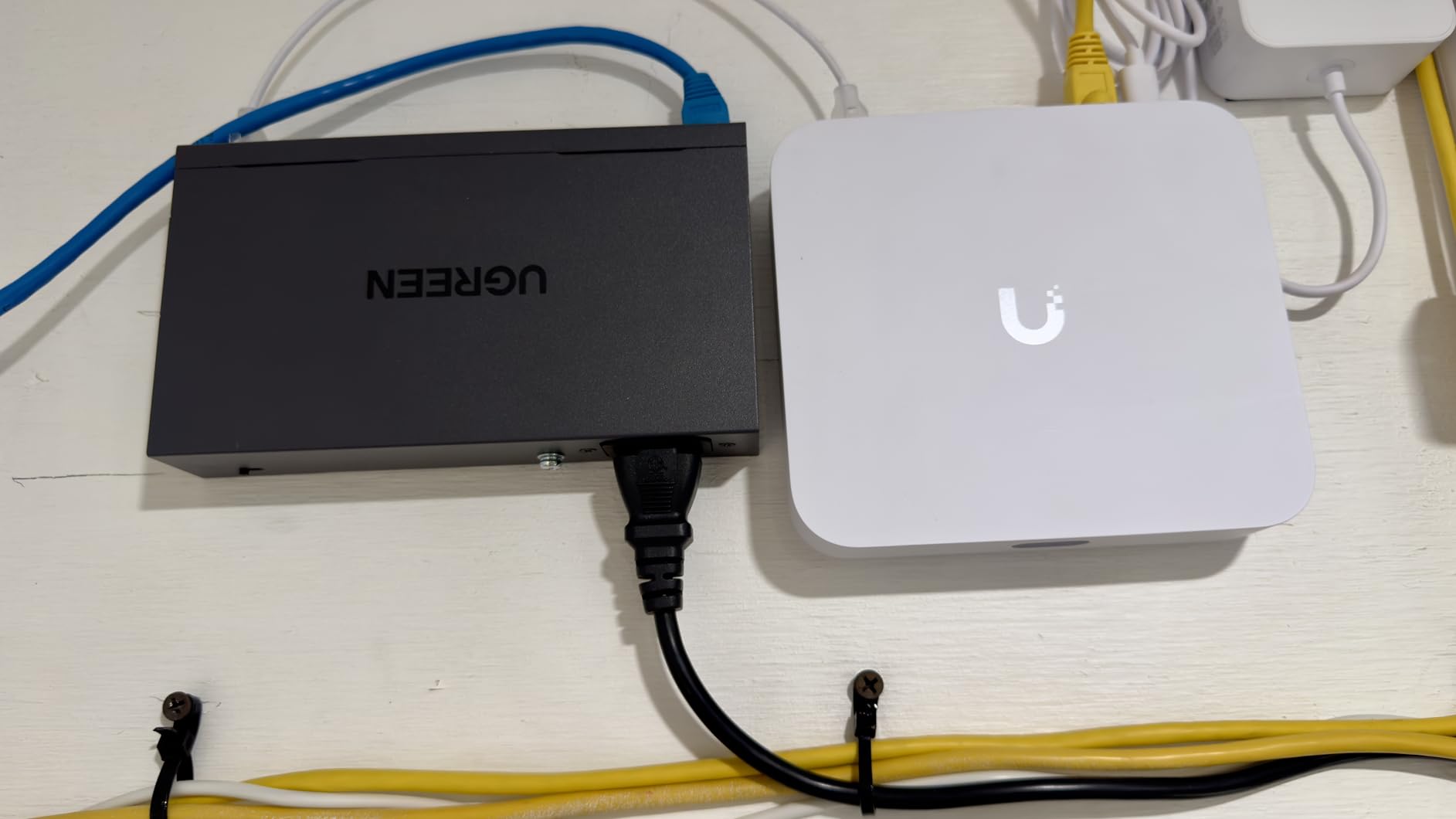 UGREEN Ethernet Switch, 10-Port PoE Switch, 8 PoE+@60W + 2 Gigabit Uplink, Plug & Play, Standard/Port Isolation(VLAN)/Extend Mode, PoE Auto Recovery, Metal Unmanaged Network Hub for Security Camera customer photo 1