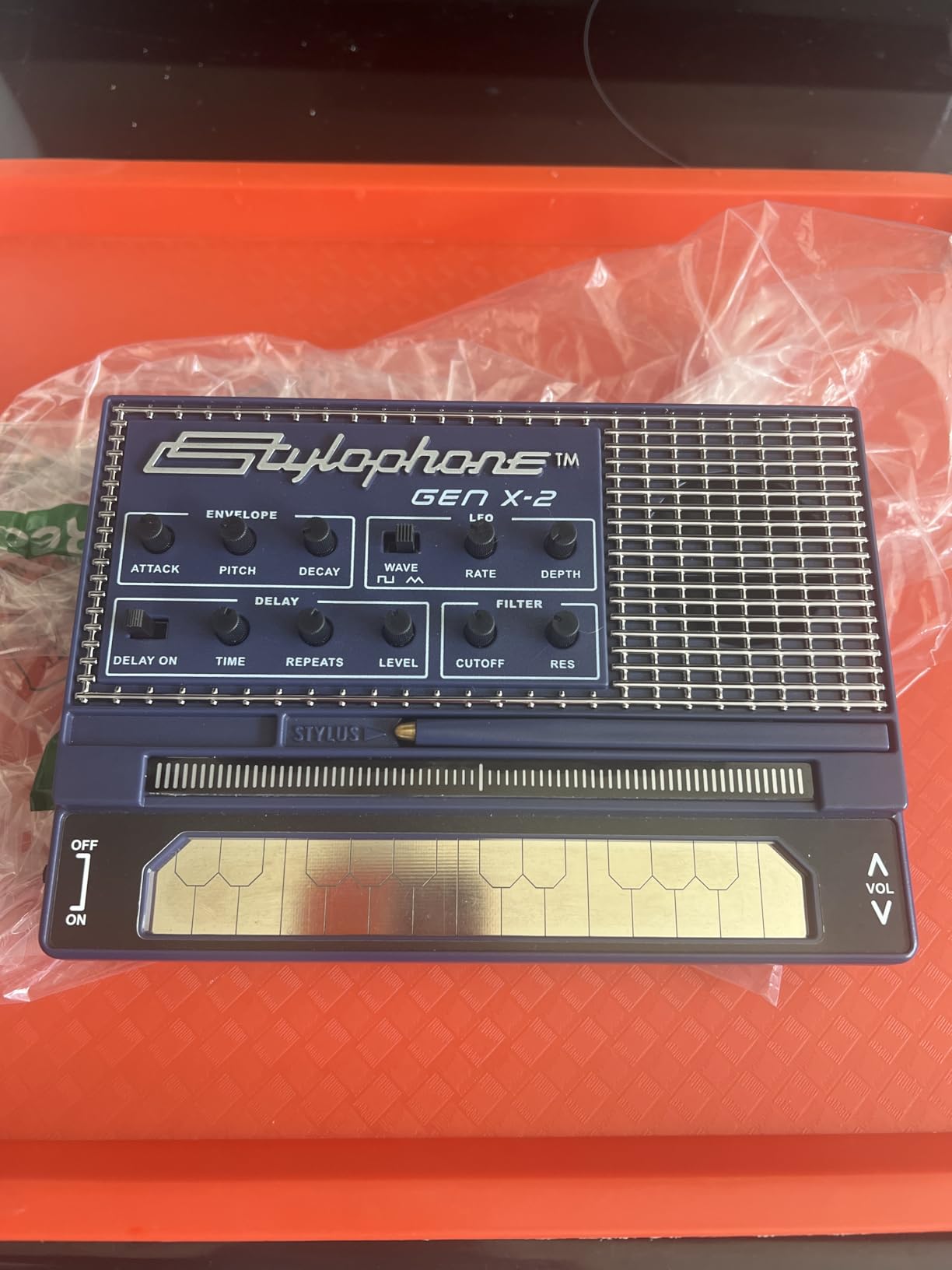 Stylophone GENX-2 Portable Analogue Synthesizer with Built-in Speaker, LFO, Filter, Analogue Delay and CV/Gate Output customer photo 1