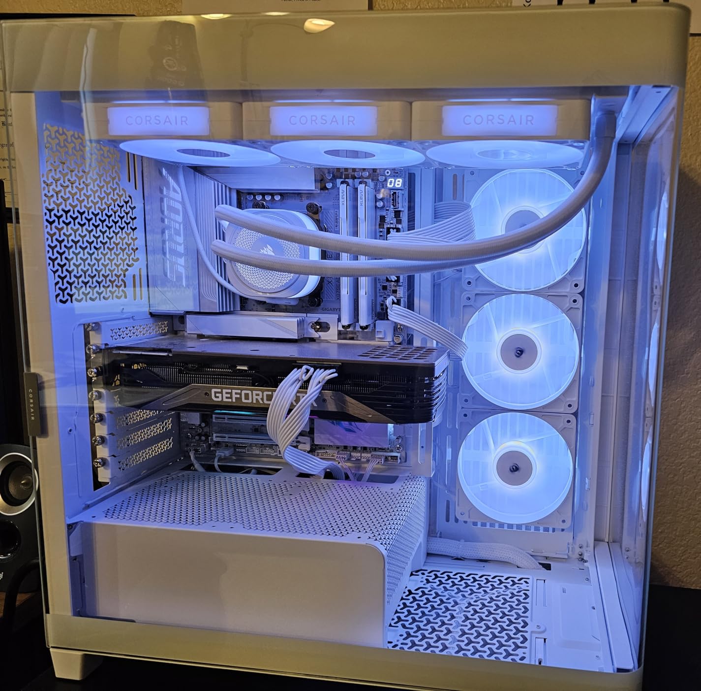CORSAIR Frame 4500X RS Reverse Fan ARGB Mid-Tower PC Case - 3X Pre-Installed Fans, Panoramic Glass, InfiniRail Mounting System, Modular Customization, Spacious Interior, GPU Anti-Sag - White customer photo 1