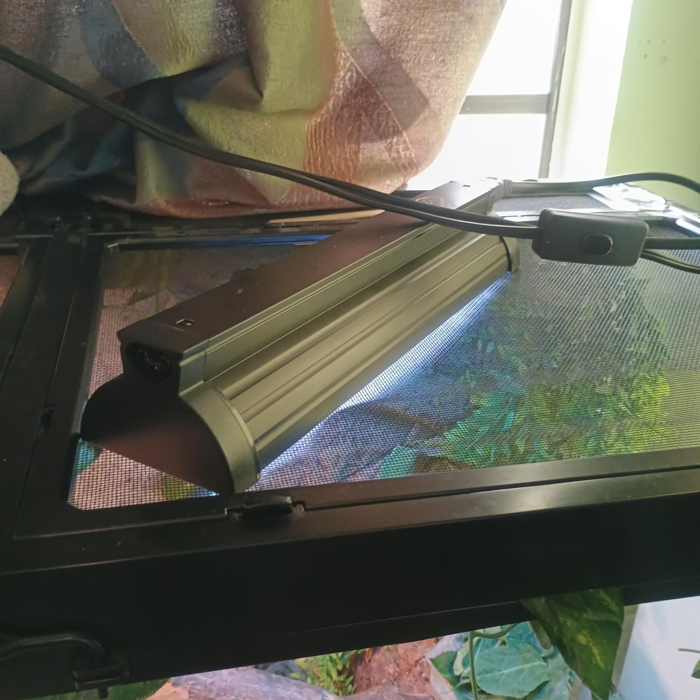 QZQ T5 UVB Reptile Light Fixture Combo Kit 24W, 10.0 UVB Light for Reptiles, Terrarium Hood Comes with Desert Reptile Lamp for Bearded Dragon, Gecko, Tortoise, Lizard customer photo 1