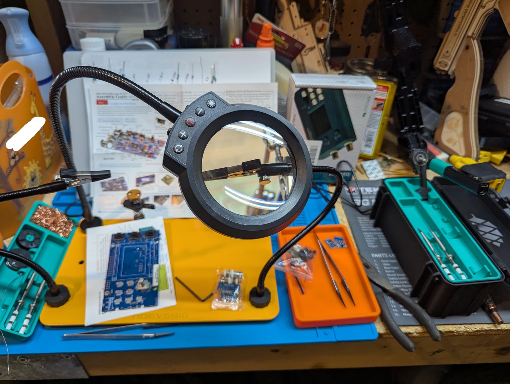 NOEVSBIG Helping Hands Soldering Station with 5X Magnifying Lamp, Magnetic Flexible Arms, 360° Soldering Clamps, Workbench Vise & Large Stable Base, and Helping Hands Clamp for Electronics Repair DIY customer photo 2