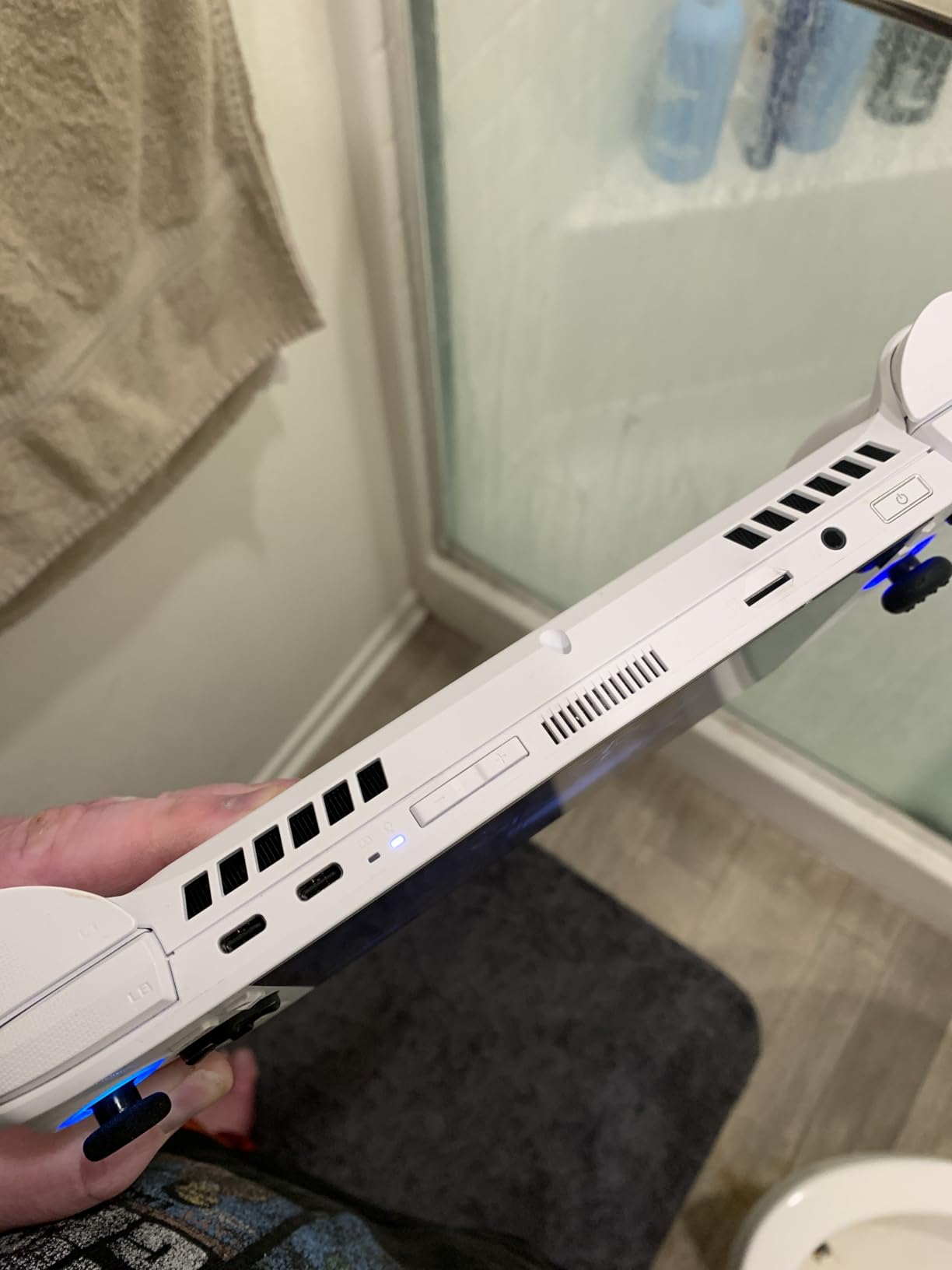 ASUS ROG Xbox Ally - 7 inch 1080p 120Hz Touchscreen Gaming Handheld, AMD Ryzen Z2 A, 16GB RAM, 512GB SSD, White customer photo 2