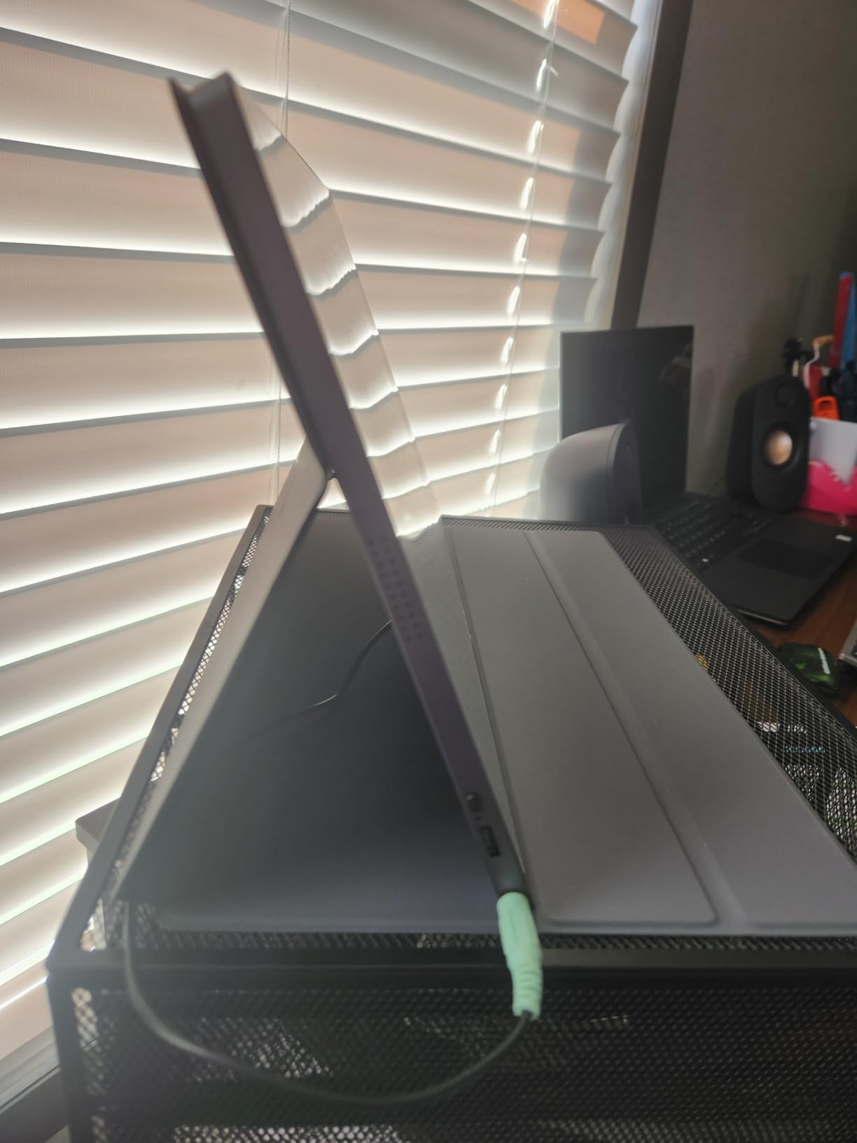 KYY 4K Portable Monitor 15.6'' Portable Monitor for Laptop UHD IPS 3840X2160 External Screen with 100% sRGB & HDR Gaming Display for Laptop PS5/4 Xbox Switch with Speakers, VESA Compatible customer photo 1