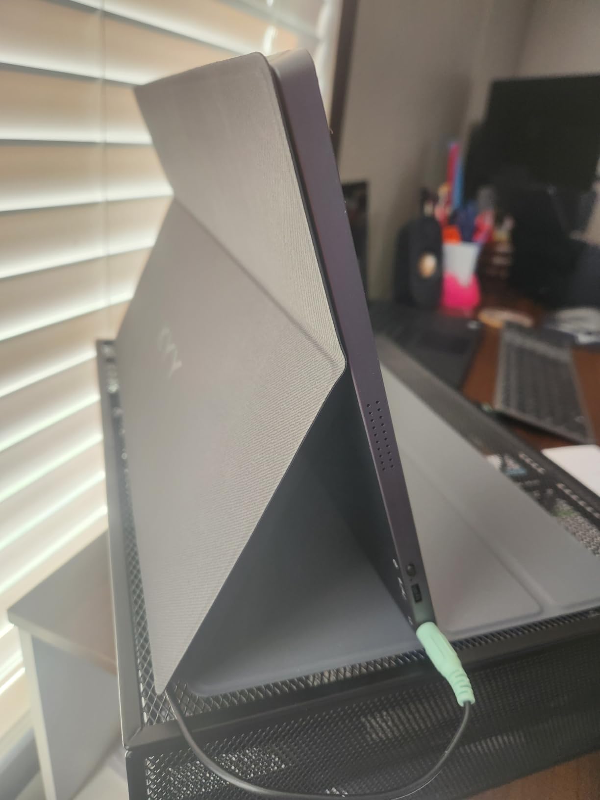 KYY 4K Portable Monitor 15.6'' Portable Monitor for Laptop UHD IPS 3840X2160 External Screen with 100% sRGB & HDR Gaming Display for Laptop PS5/4 Xbox Switch with Speakers, VESA Compatible customer photo 2