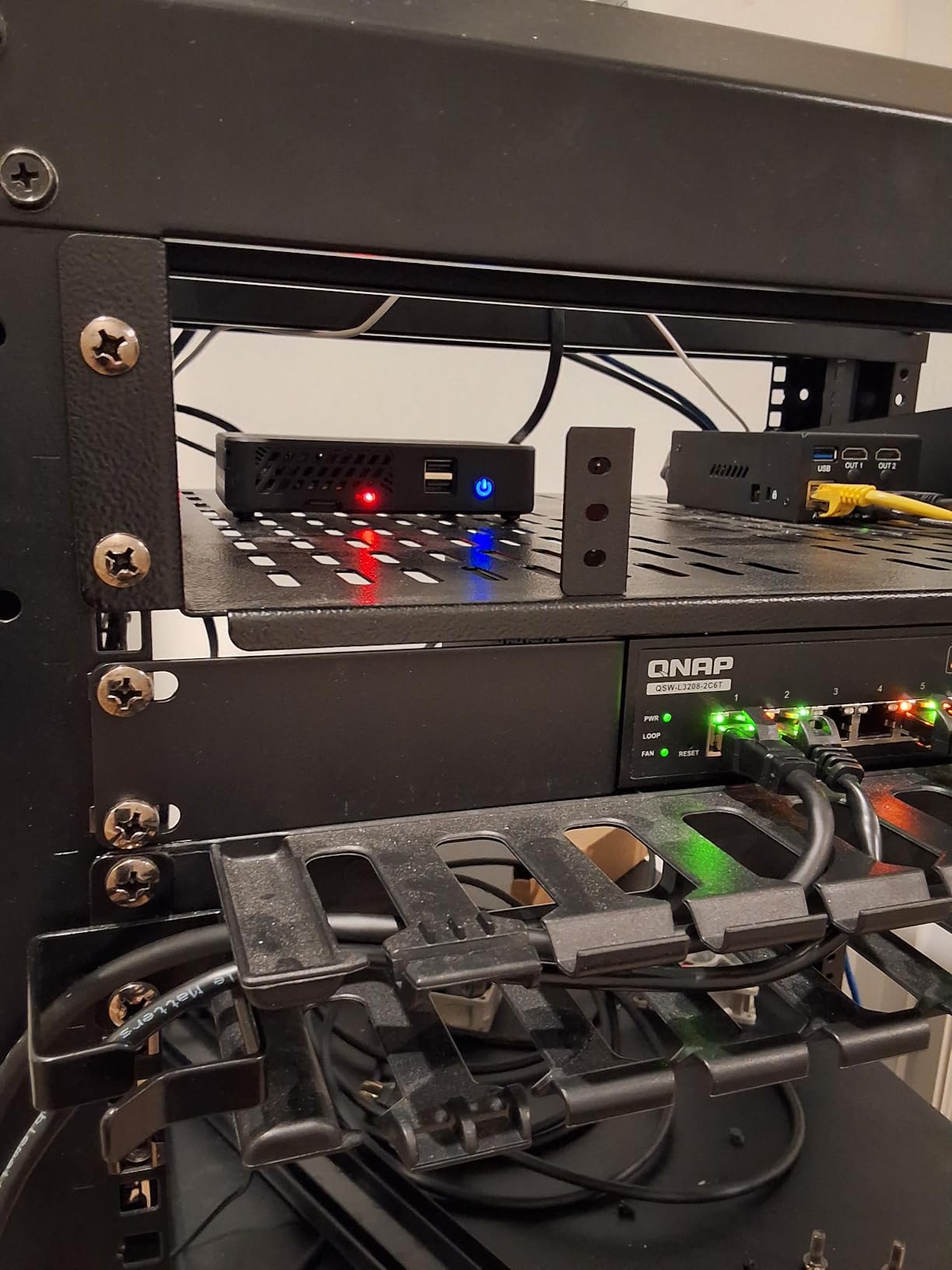 QNAP 8-Port Multi-Gig 10GbE Lite-Managed Network Switch (QSW-L3208-2C6T-US) - 6x 10/5/2.5/1G RJ-45, 2x SFP+/RJ-45 Combo customer photo 1