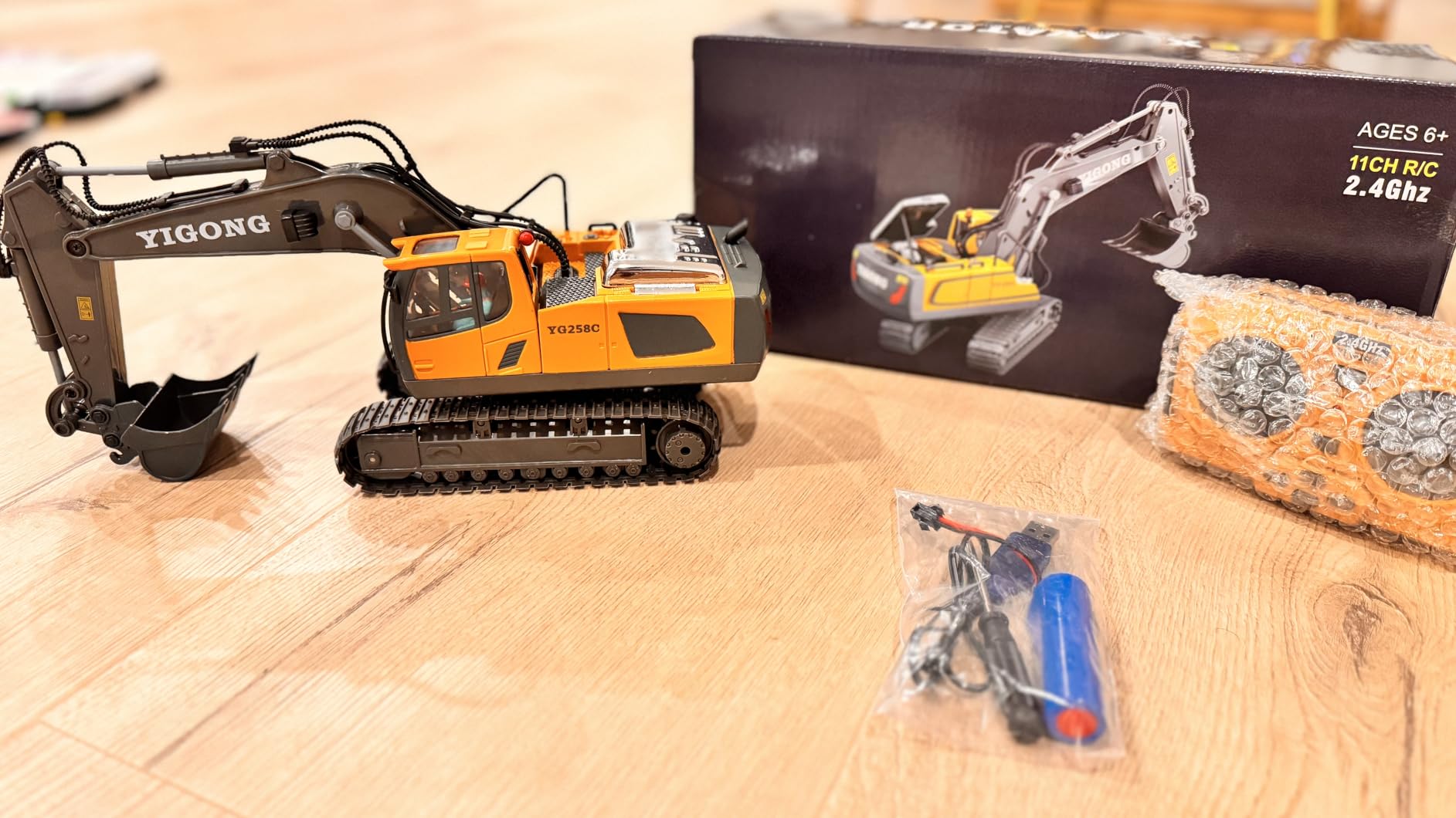 Remote Control Excavator (11-Channel), Dump Truck, Bulldozer, Loader (9-Channel), 2.4GHz Remote Control Construction Vehicles, Metal Construction, with Cool Lights and Sound Effects, 4-Pack customer photo 2