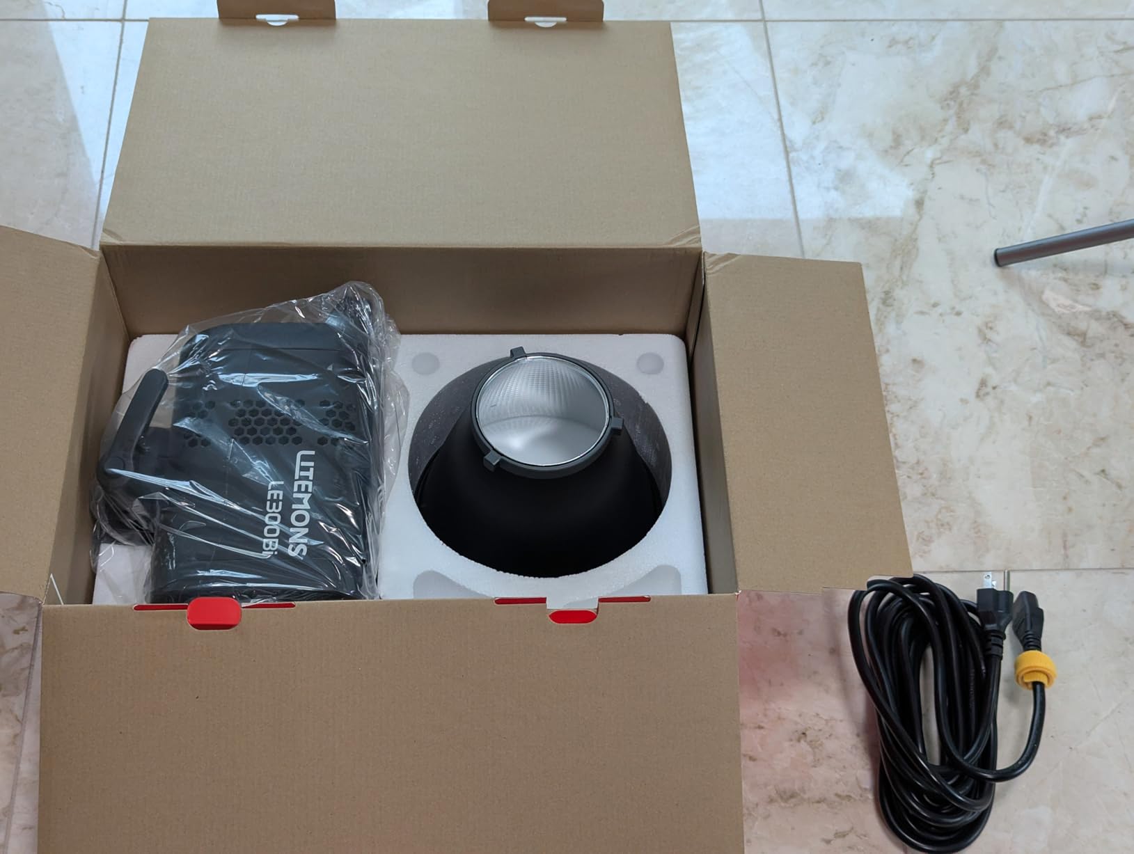 Godox Litemons LE300Bi COB Led Video Light, Godox Bowens Mount 315W Bi-Color Continuous Output Light with DMX/Bluetooth APP Control, NFC Connection, 2800K~6500K, 58900Lux@1m, CRI/TLCI98, 11 Fx Effects customer photo 2