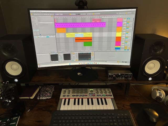 Akai Professional MPK Mini IV USB-C MIDI Keyboard Controller for Beginners and Producers - MPC Drum Pads, 360° Knobs, Pitch and Mod Wheels, Production Software customer photo 1