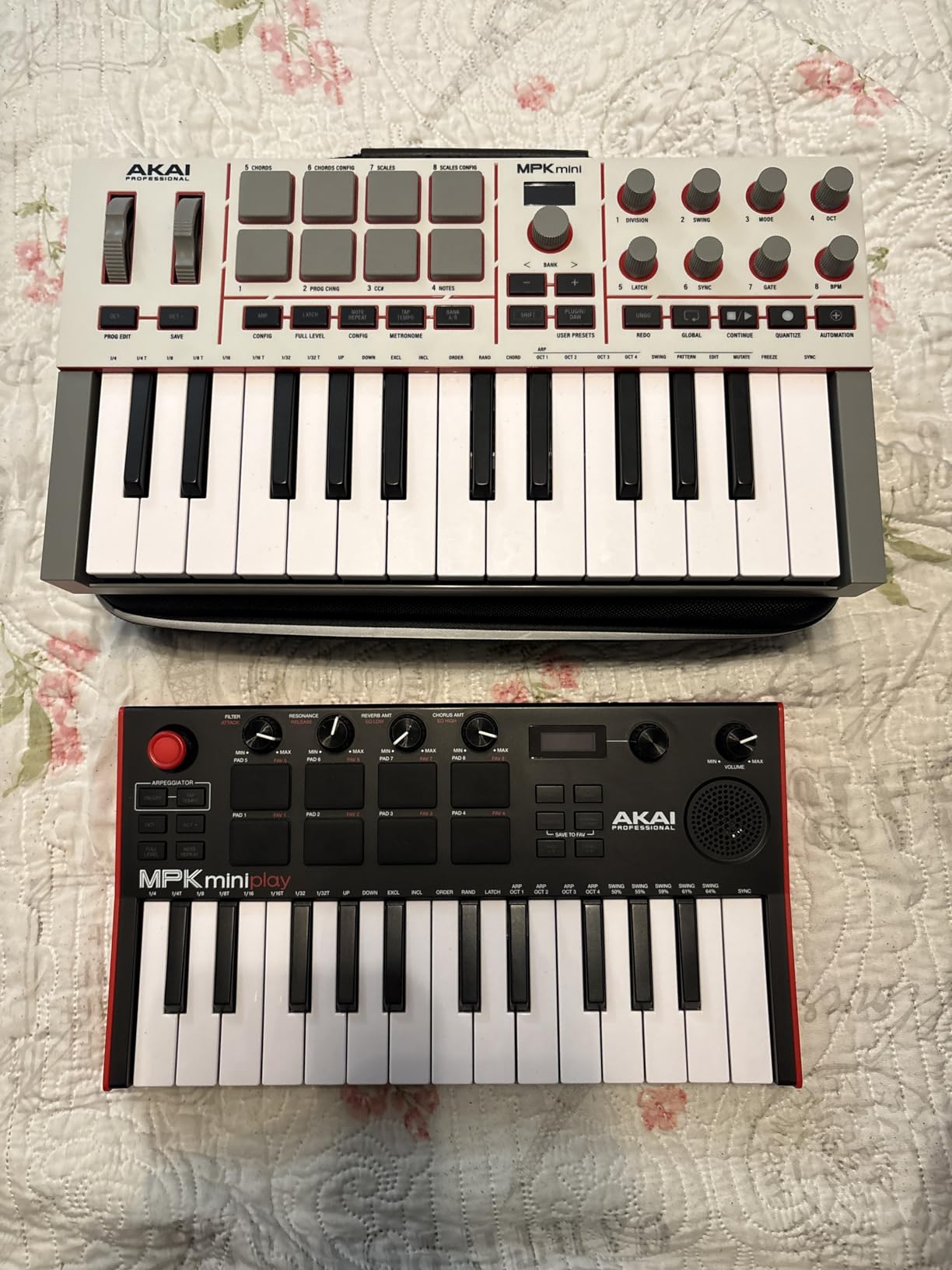 Akai Professional MPK Mini IV USB-C MIDI Keyboard Controller for Beginners and Producers - MPC Drum Pads, 360° Knobs, Pitch and Mod Wheels, Production Software customer photo 2