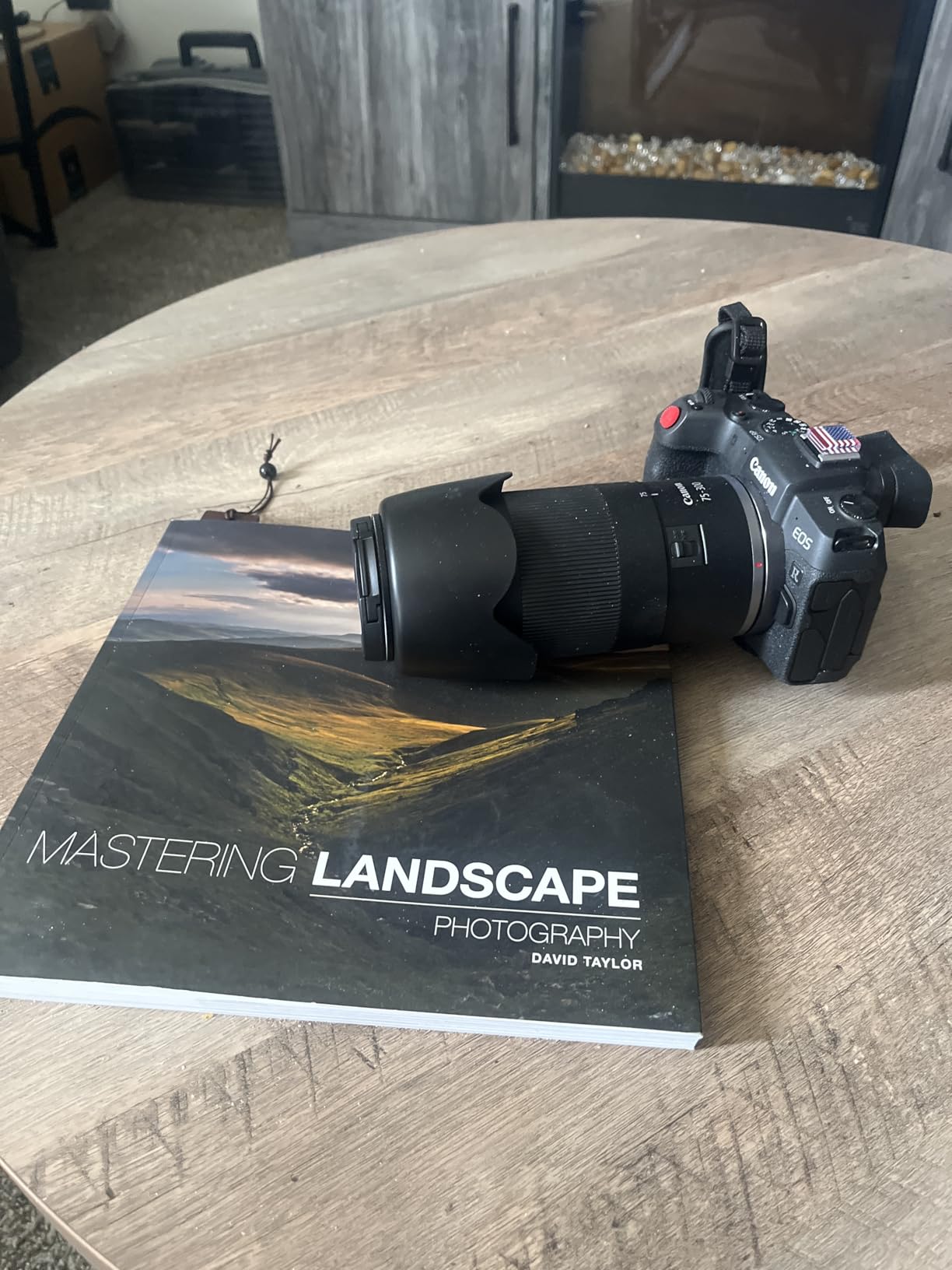 Canon RF 75-300mm f/4-5.6 Lens | Compact Telephoto Zoom with Versatile Focal Range & Smooth Autofocus | Great for Sports, Wildlife, Travel & Everyday Photography (7155C002) + Shoulder Bag + 64GB Card customer photo 1