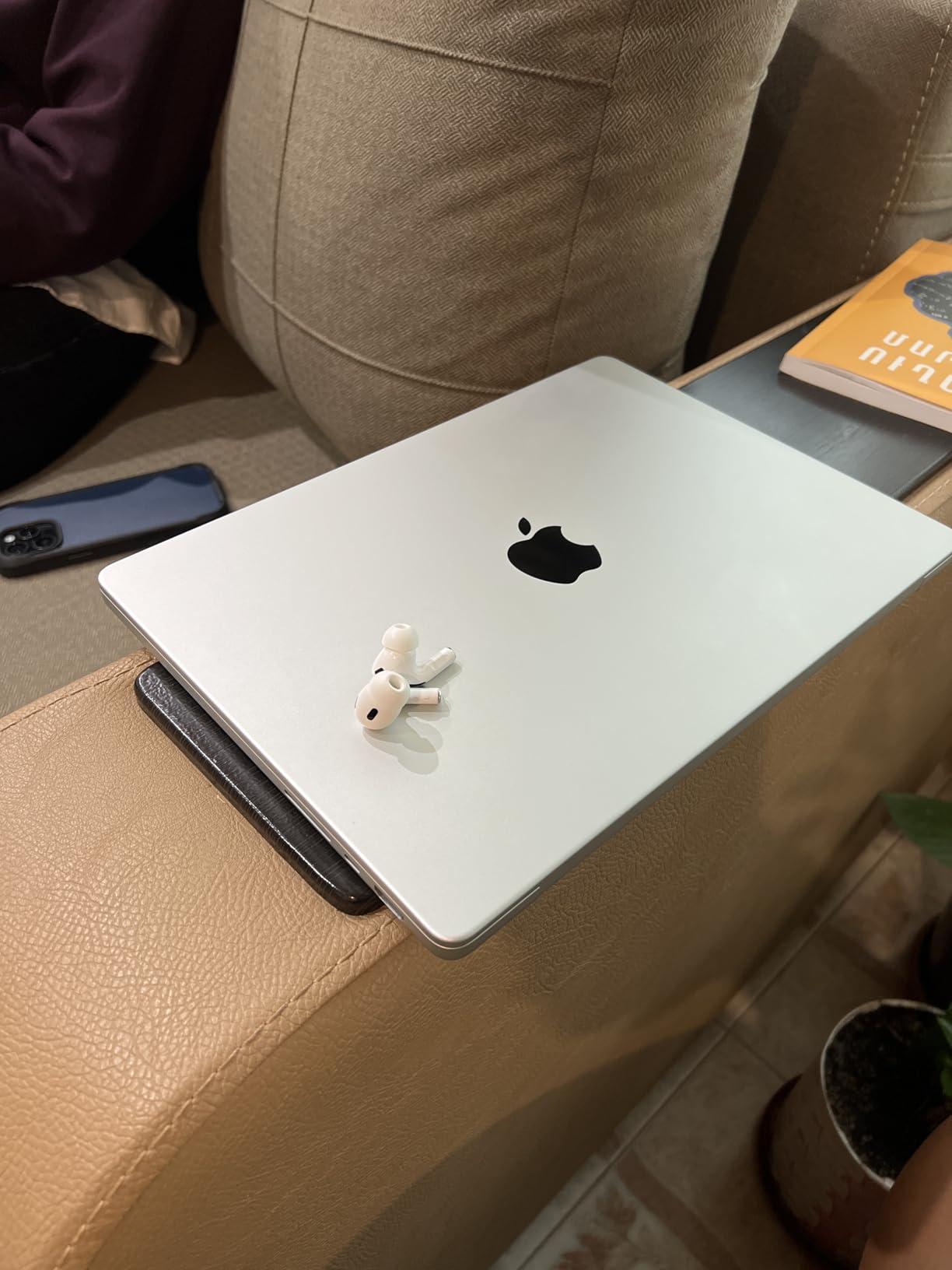 2025 MacBook Pro Laptop with Apple M5 chip with 10-core CPU and 10-core GPU: Built for AI, 14.2-inch Liquid Retina XDR Display, 16GB Unified Memory, 512GB SSD Storage; Space Black customer photo 4