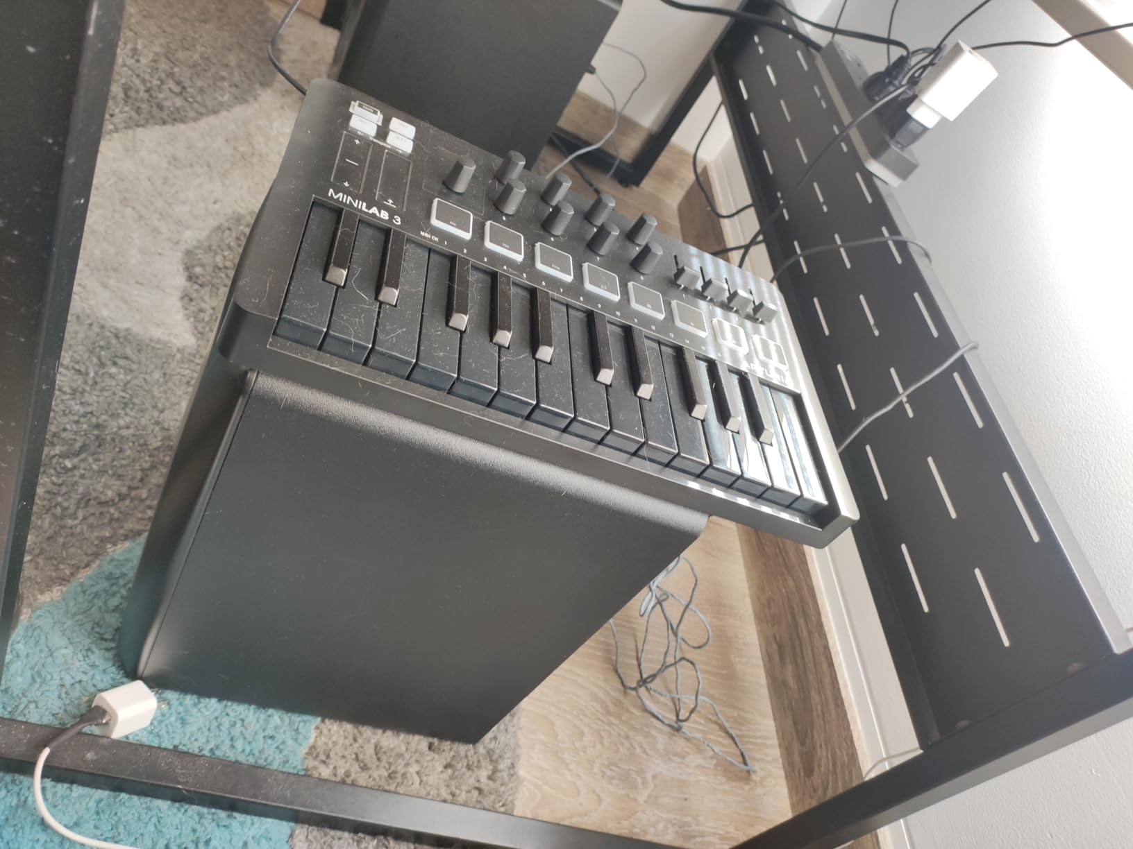 Arturia MiniLab 3 Champagne - 25 Key USB MIDI Keyboard Controller With 8 Multi-Color Drum Pads, 8 Knobs and Music Production Software Included customer photo 1