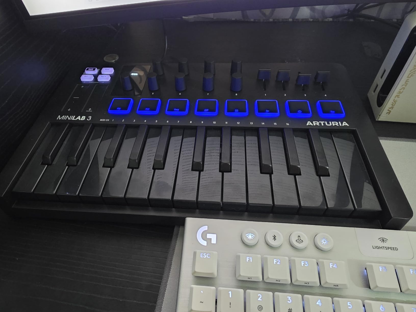 Arturia MiniLab 3 Champagne - 25 Key USB MIDI Keyboard Controller With 8 Multi-Color Drum Pads, 8 Knobs and Music Production Software Included customer photo 2