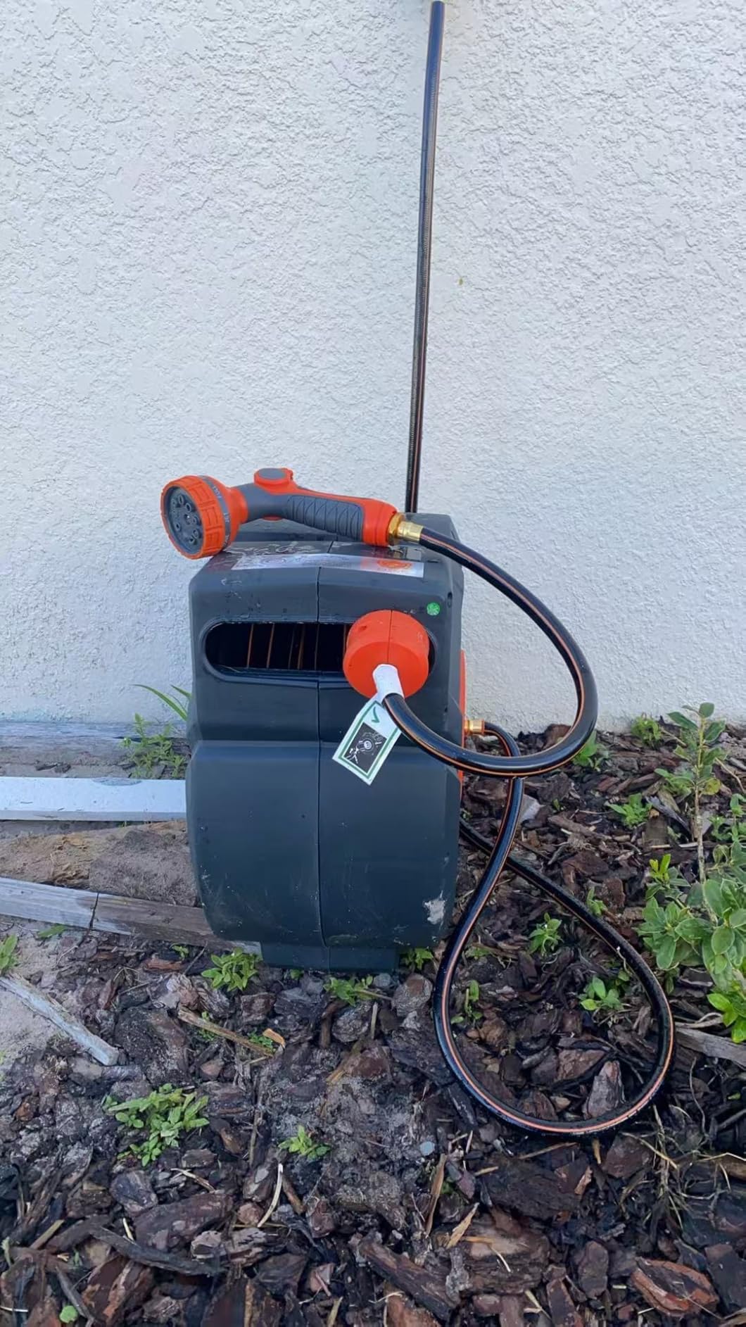 Retractable Garden Hose Reel 90 ft 5/8 inch Automatic Rewind with Any-Length Lock 9 Pattern Nozzle Sprayer 180° Swivel Wall-Mounted Hose Reel for Home Yards customer photo 1