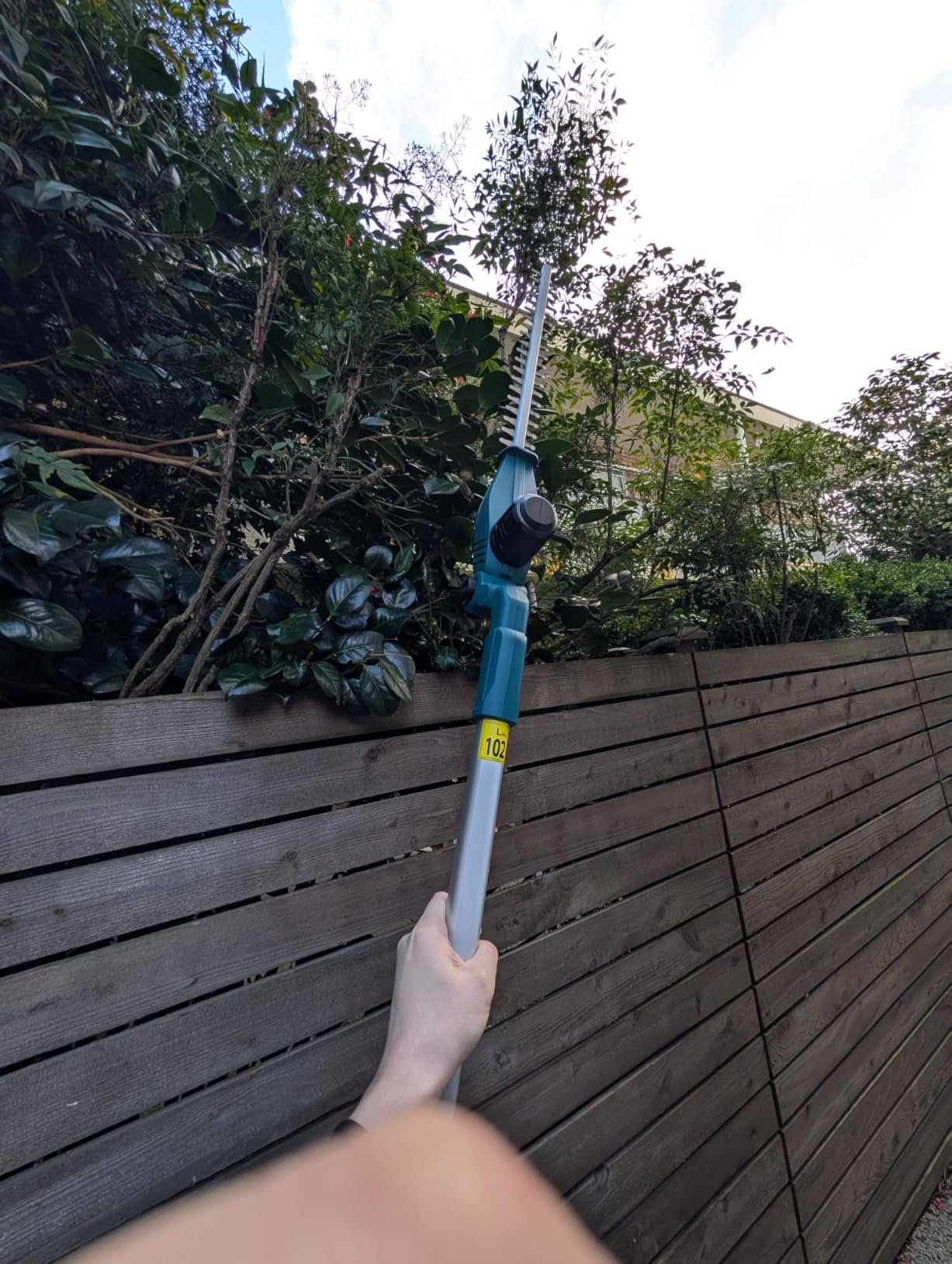 20V Cordless Pole Hedge Trimmer, 15-Feet Reach with 2X4.0Ah Batteries & Fast Charger, 5/8-Inch Cutting Capacity, Electric Bush Trimmer with Extension Pole customer photo 2