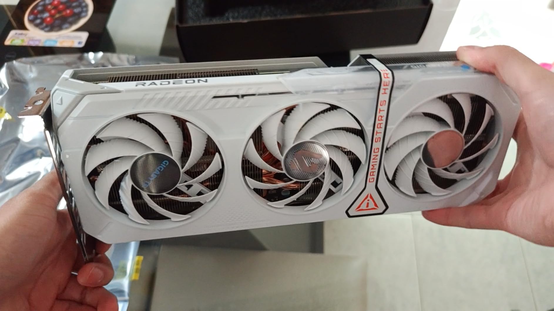 Radeon RX 9060 XT Gaming OC ICE 16G Graphics Card (16GB GDDR6, 128-bit, PCIe 5.0, HDMI/DP 2.1) customer photo 1
