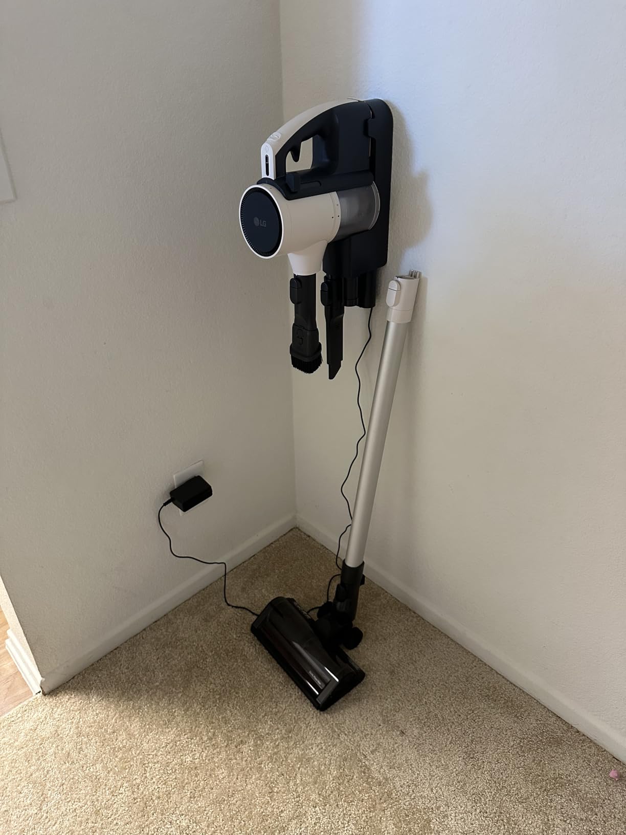 LG Cordzero Q3 Cordless Stick Vacuum Cleaner, Graphite Color, with LED Crevice Tool, Auto Multi-Surface Detect, Dual Floor Max Lite Nozzle customer photo 1